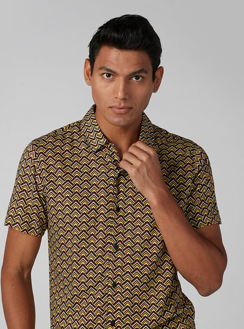 قميص بياقة عادية وأكمام قصيرة وطبعات من لوم-men-clothing-shirts-image-3