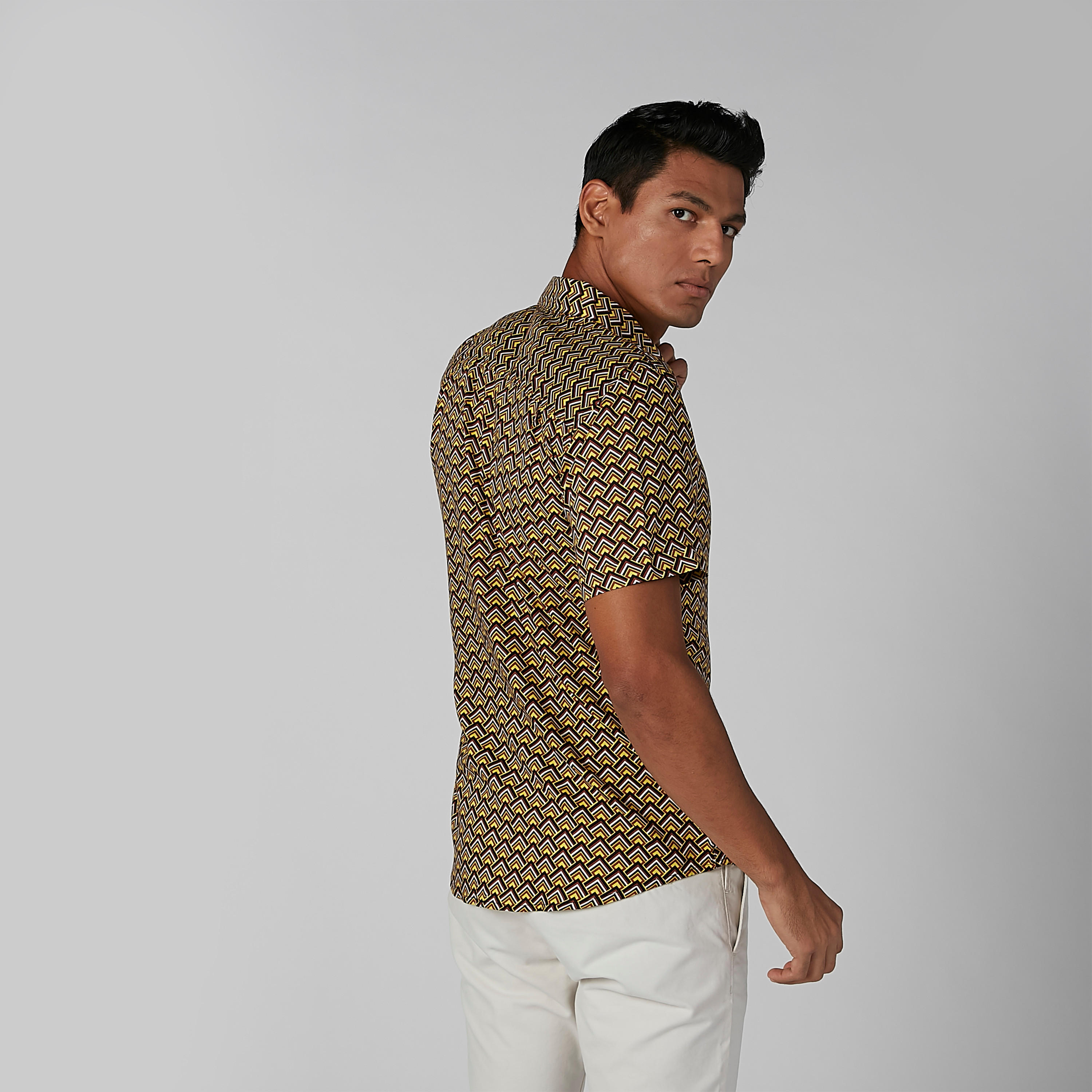 قميص بياقة عادية وأكمام قصيرة وطبعات من لوم-men-clothing-shirts-image-4