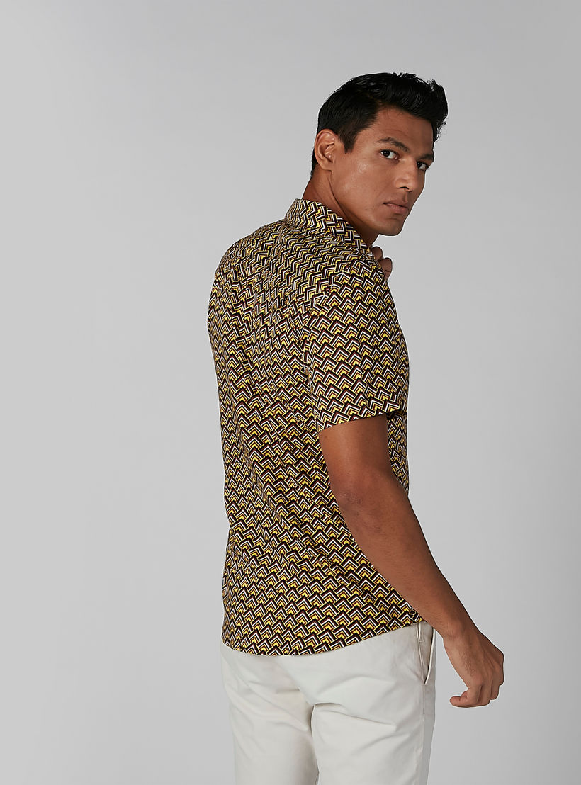 قميص بياقة عادية وأكمام قصيرة وطبعات من لوم-men-clothing-shirts-image-4