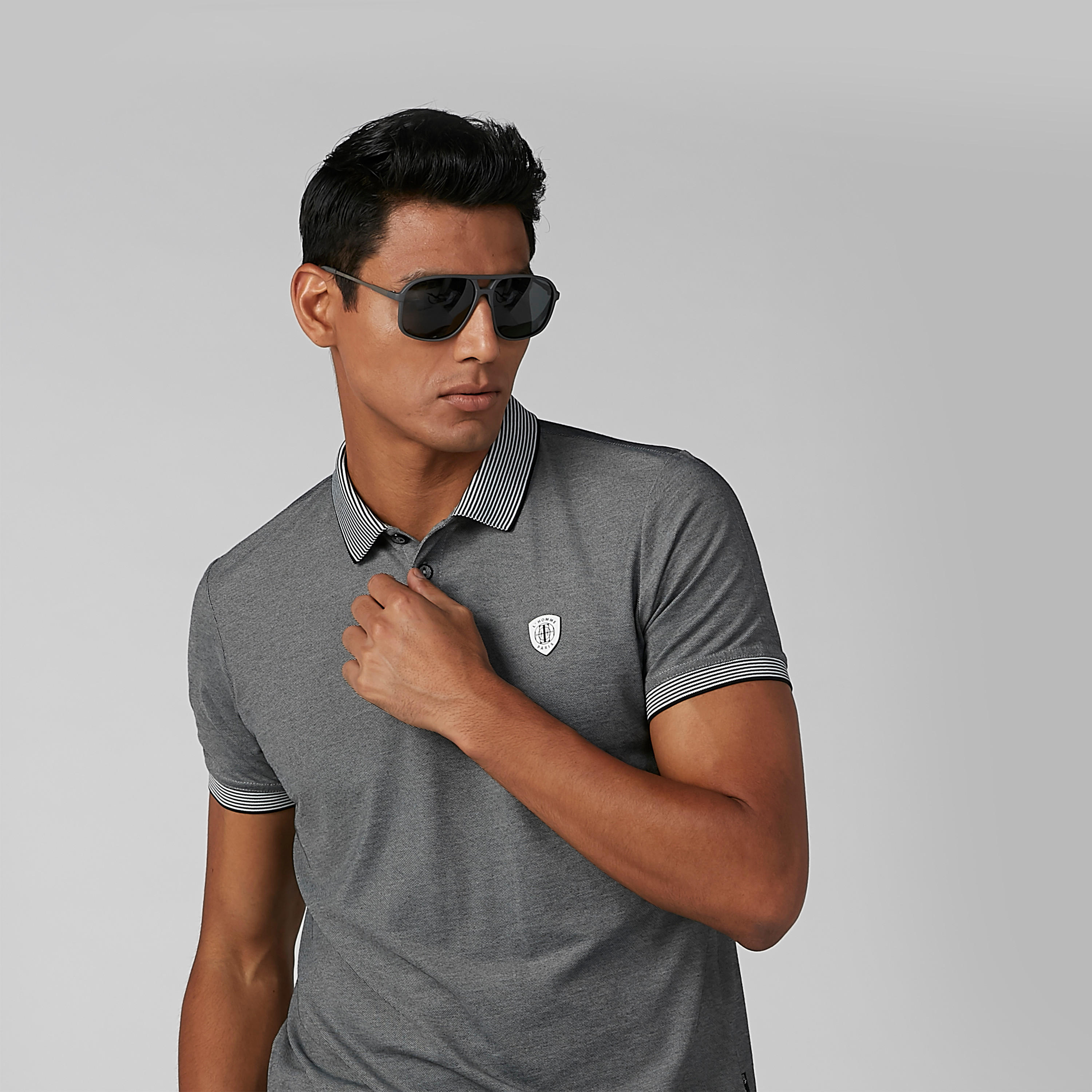 تيشيرت بقصّة سليم وياقة بولو وحوّاف مقلّمة من لوم-men-clothing-tshirtsandpolos-polos-image-1