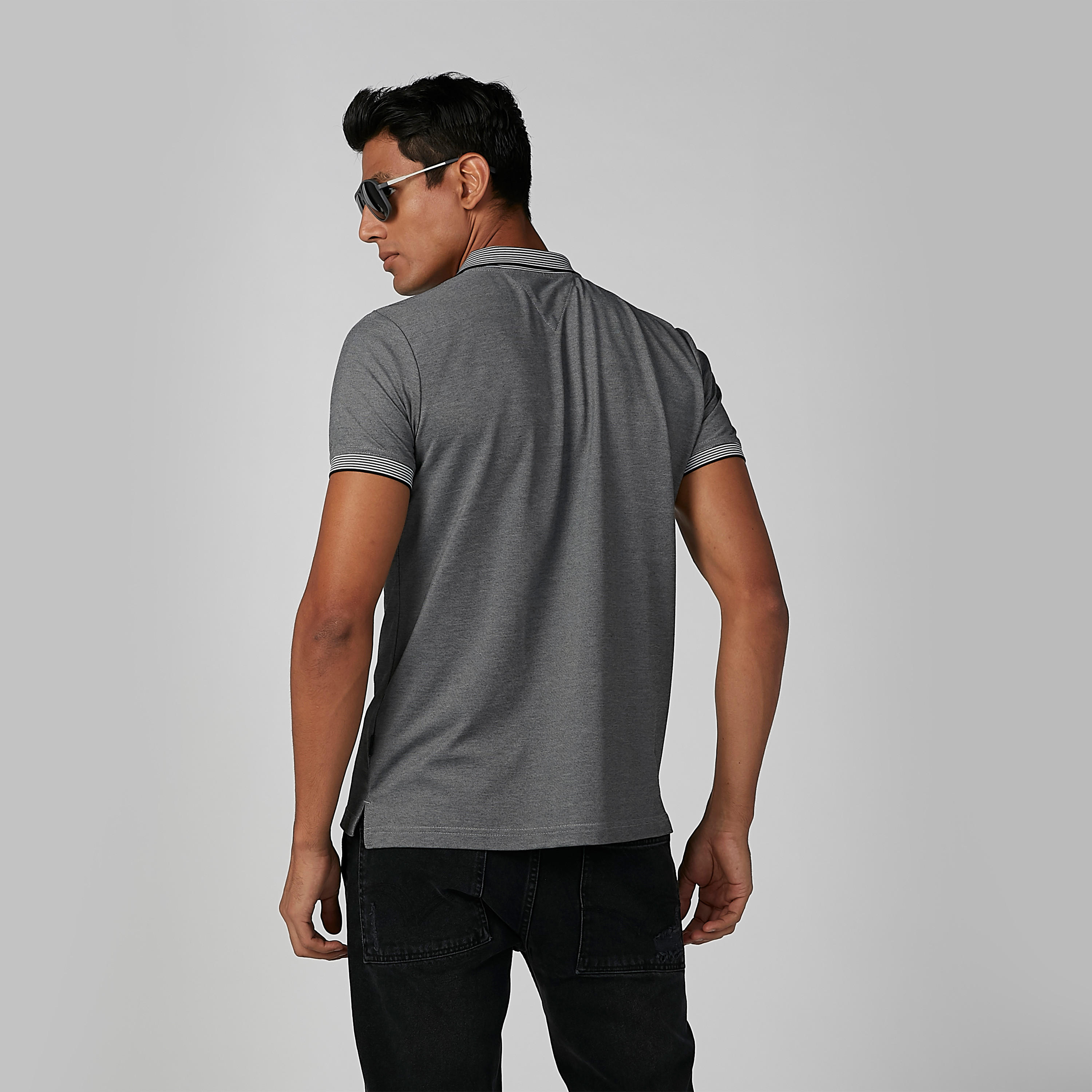تيشيرت بقصّة سليم وياقة بولو وحوّاف مقلّمة من لوم-men-clothing-tshirtsandpolos-polos-image-4