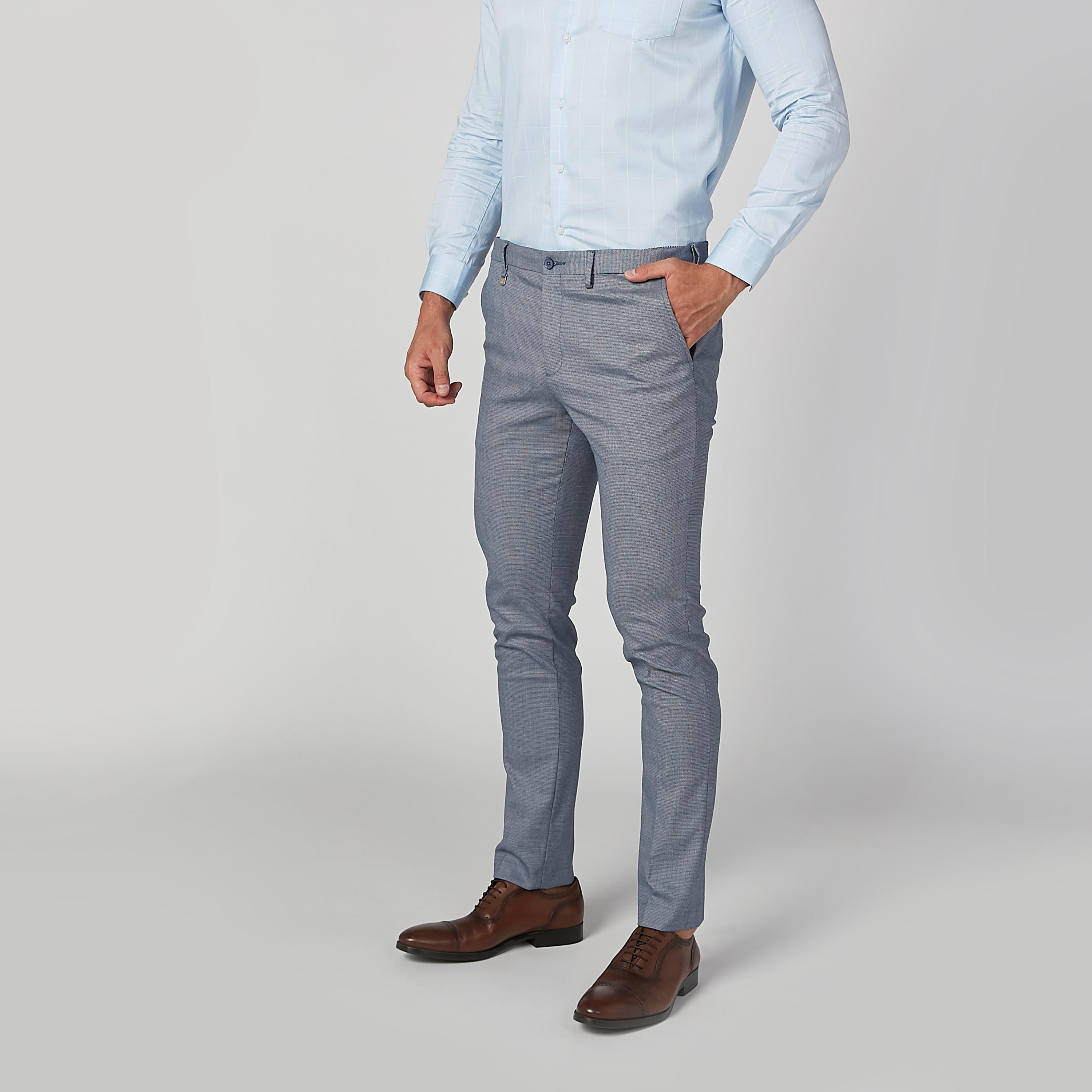 بنطال طويل سادة بقصّة سليم وخصر متوسط الارتفاع وجيوب من لوم-men-clothing-bottoms-trousersandchinos-trousers-image-1