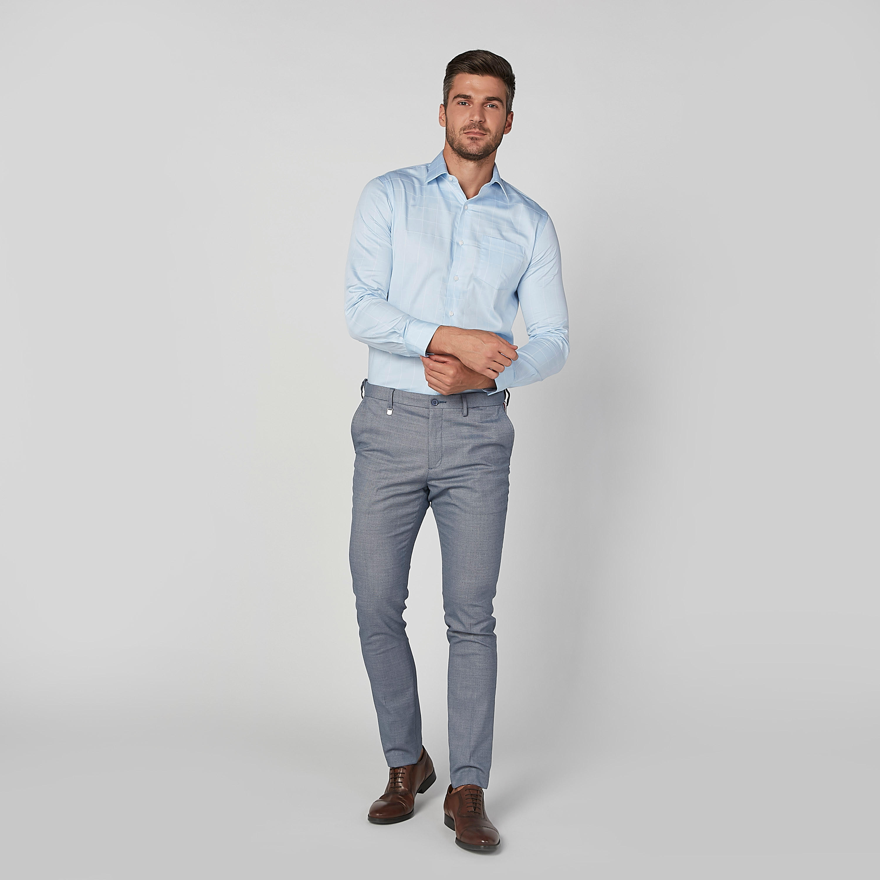 بنطال طويل سادة بقصّة سليم وخصر متوسط الارتفاع وجيوب من لوم-men-clothing-bottoms-trousersandchinos-trousers-image-2