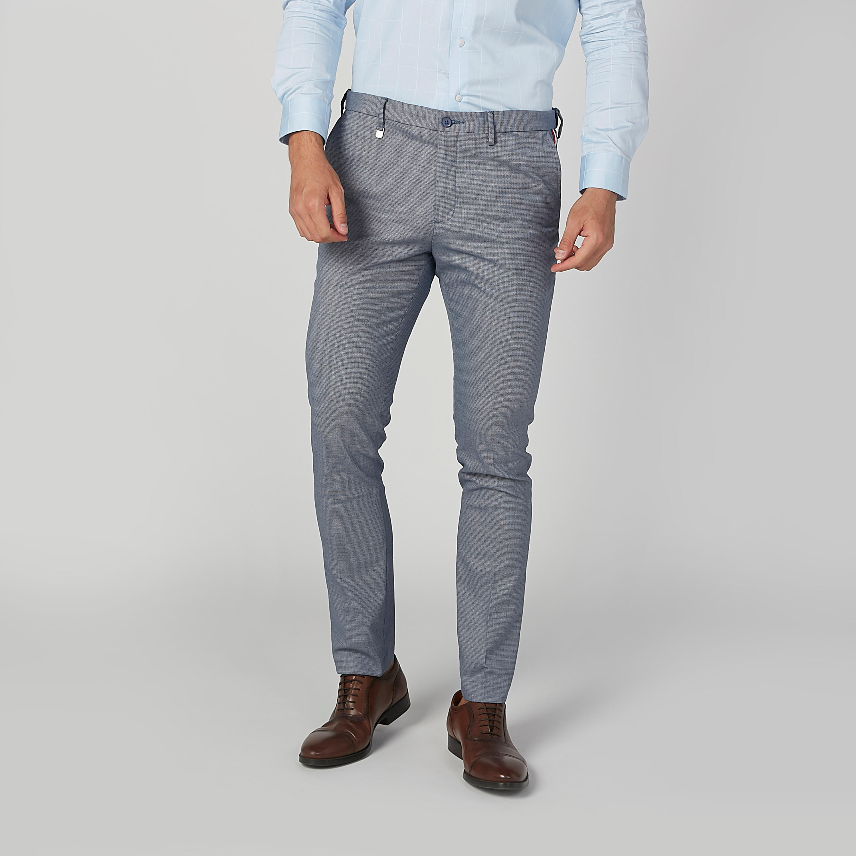 بنطال طويل سادة بقصّة سليم وخصر متوسط الارتفاع وجيوب من لوم-men-clothing-bottoms-trousersandchinos-trousers-image-3
