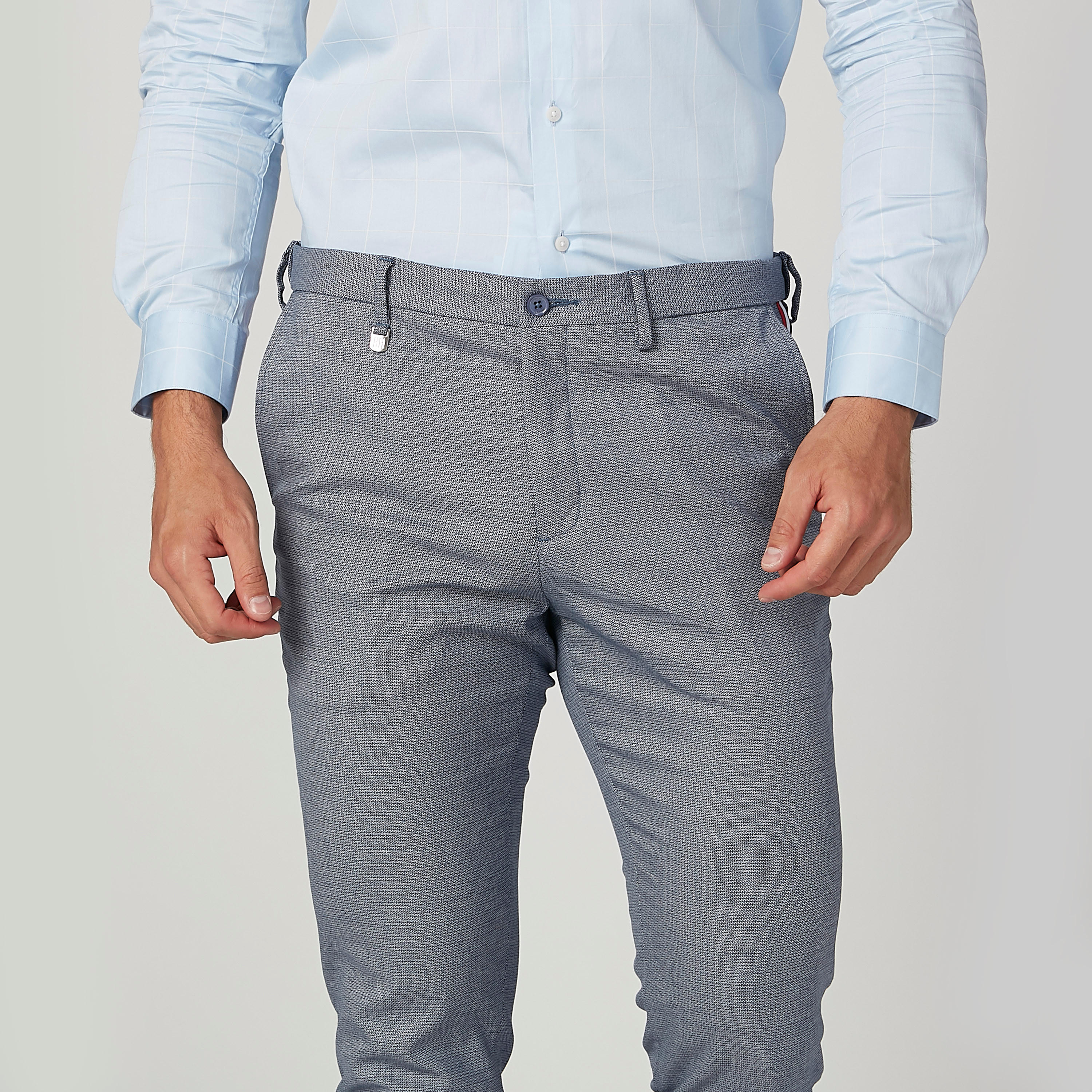 بنطال طويل سادة بقصّة سليم وخصر متوسط الارتفاع وجيوب من لوم-men-clothing-bottoms-trousersandchinos-trousers-image-4