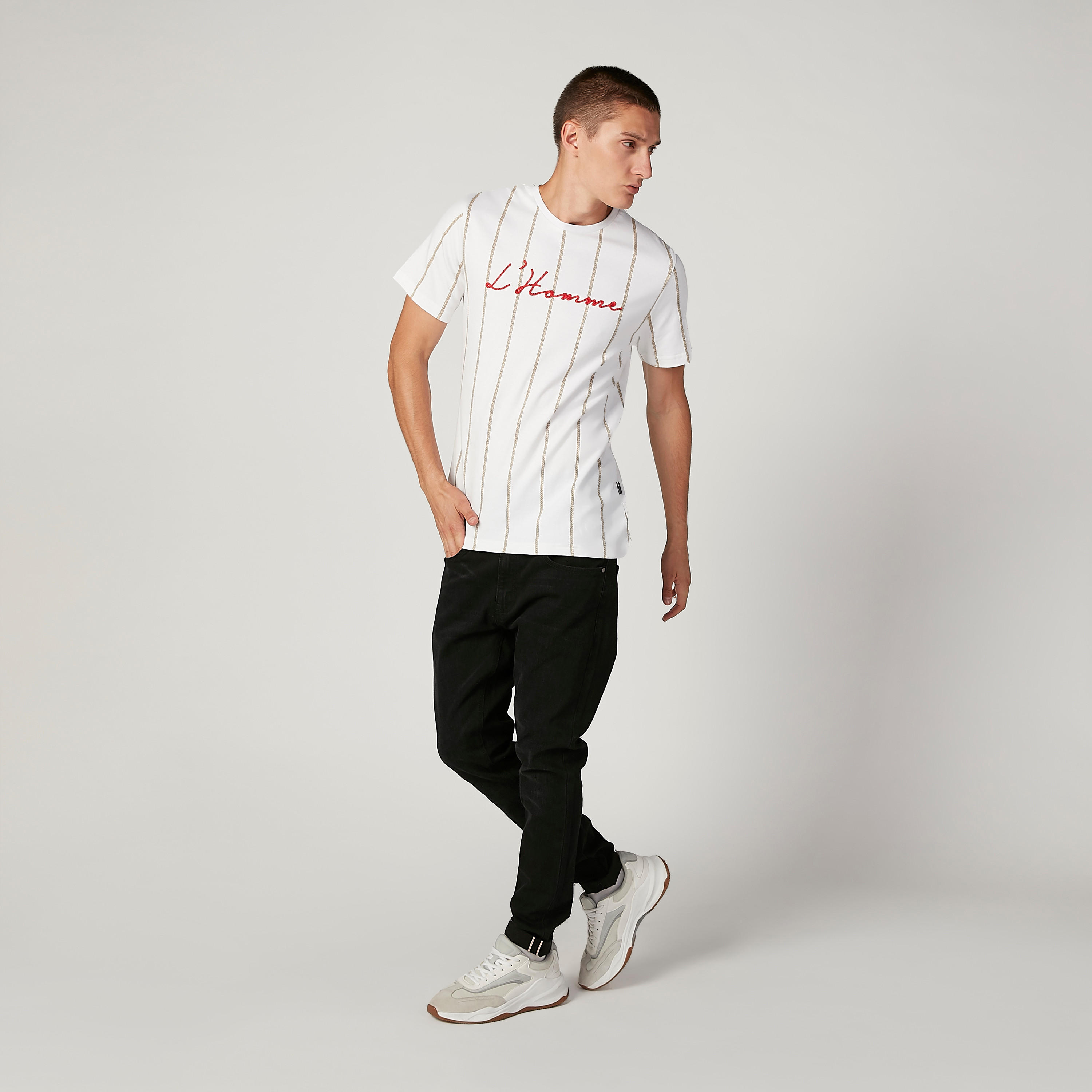 تيشيرت مطرز بياقة مستديرة وأكمام قصيرة من لوم-men-clothing-tshirtsandpolos-tshirts-image-2
