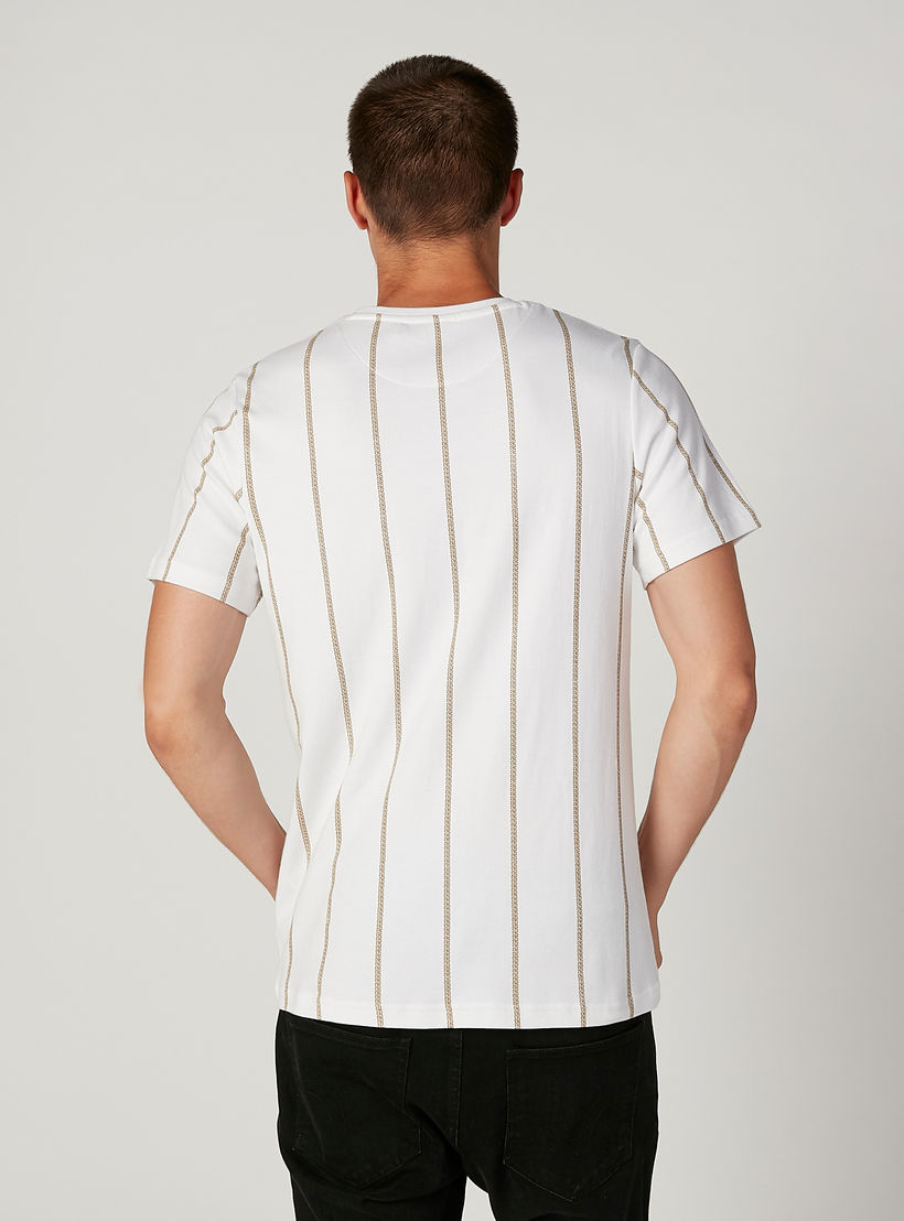 تيشيرت مطرز بياقة مستديرة وأكمام قصيرة من لوم-men-clothing-tshirtsandpolos-tshirts-image-4
