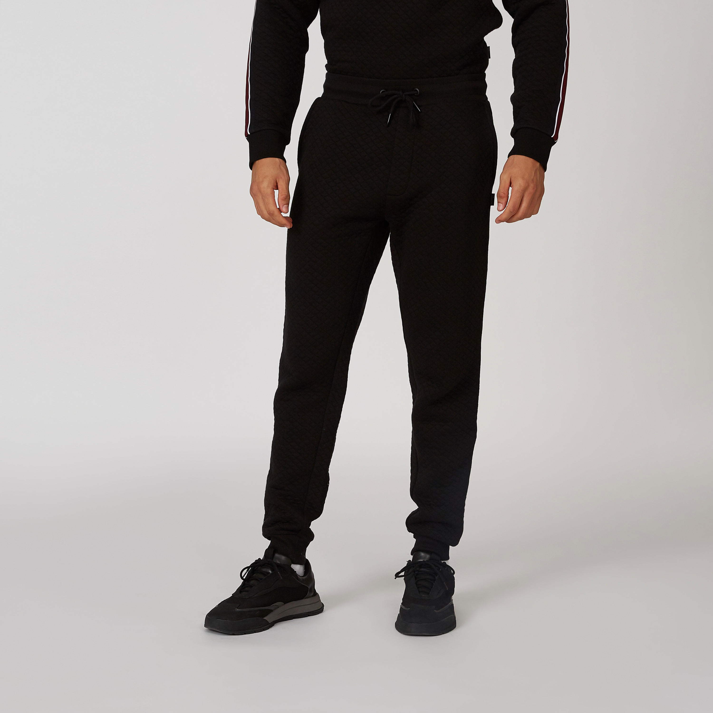بنطلون رياضي طويل بجيوب وطبعات مقلّمة من لوم-men-clothing-bottoms-joggers-image-1