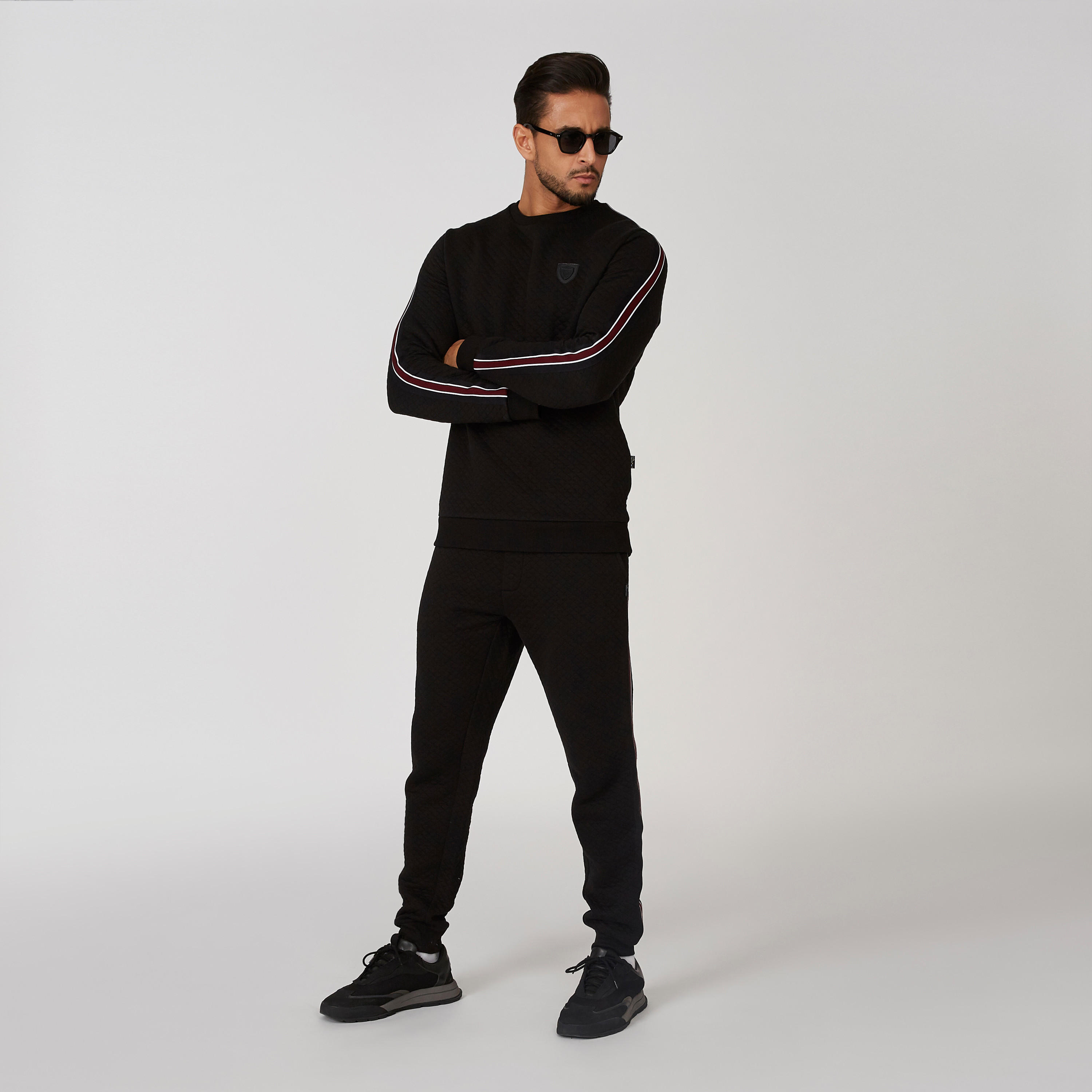 بنطلون رياضي طويل بجيوب وطبعات مقلّمة من لوم-men-clothing-bottoms-joggers-image-2