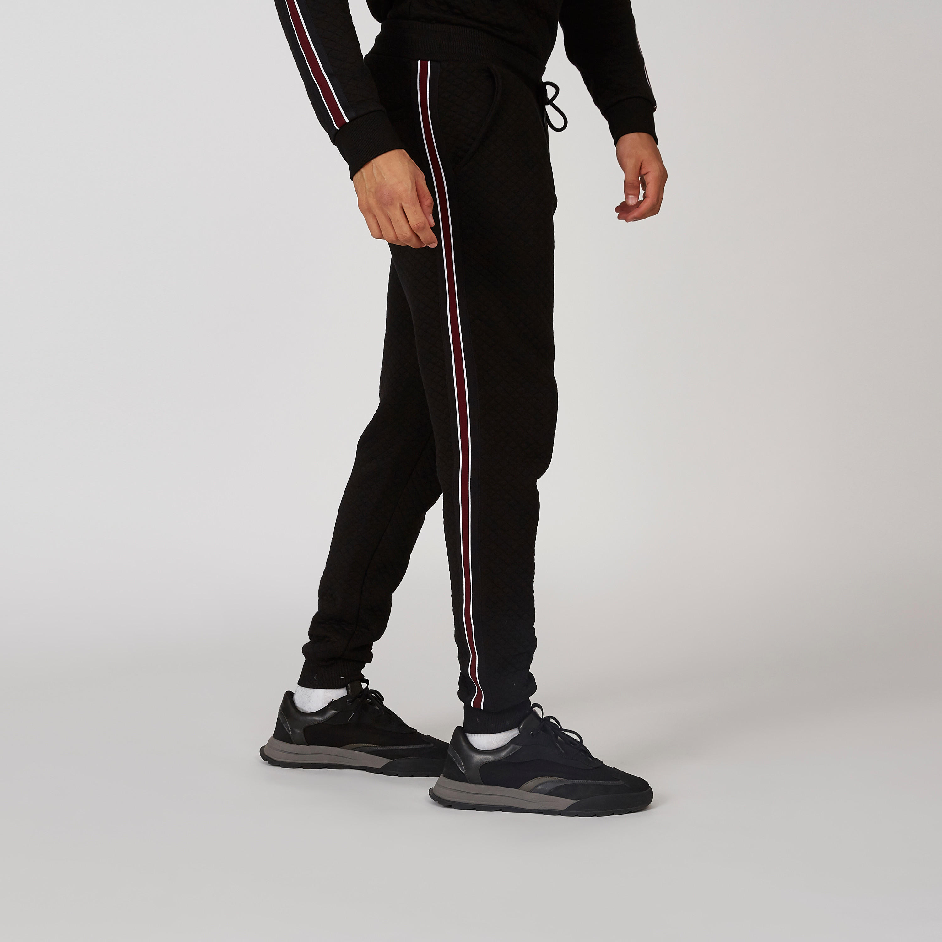 بنطلون رياضي طويل بجيوب وطبعات مقلّمة من لوم-men-clothing-bottoms-joggers-image-3