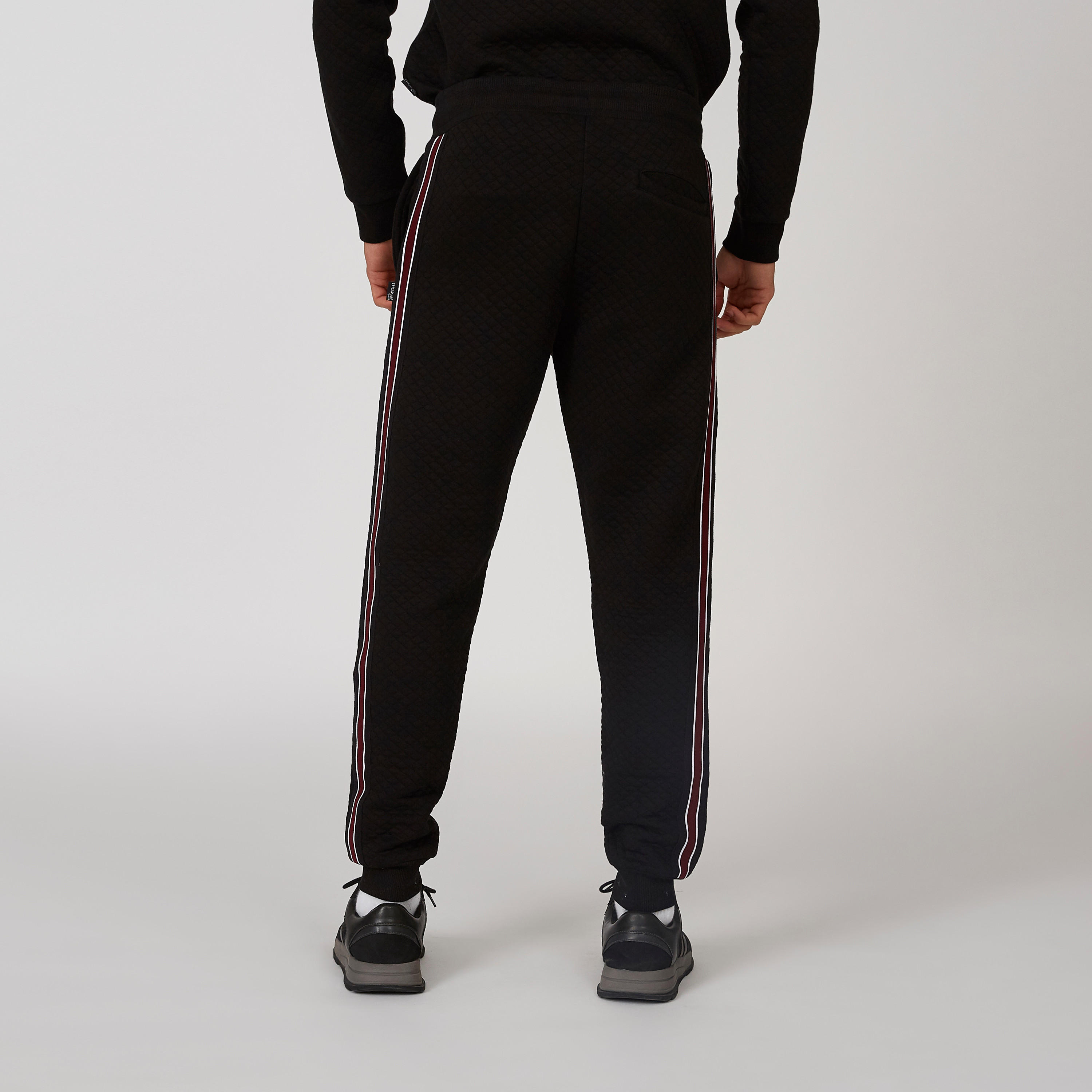 بنطلون رياضي طويل بجيوب وطبعات مقلّمة من لوم-men-clothing-bottoms-joggers-image-4
