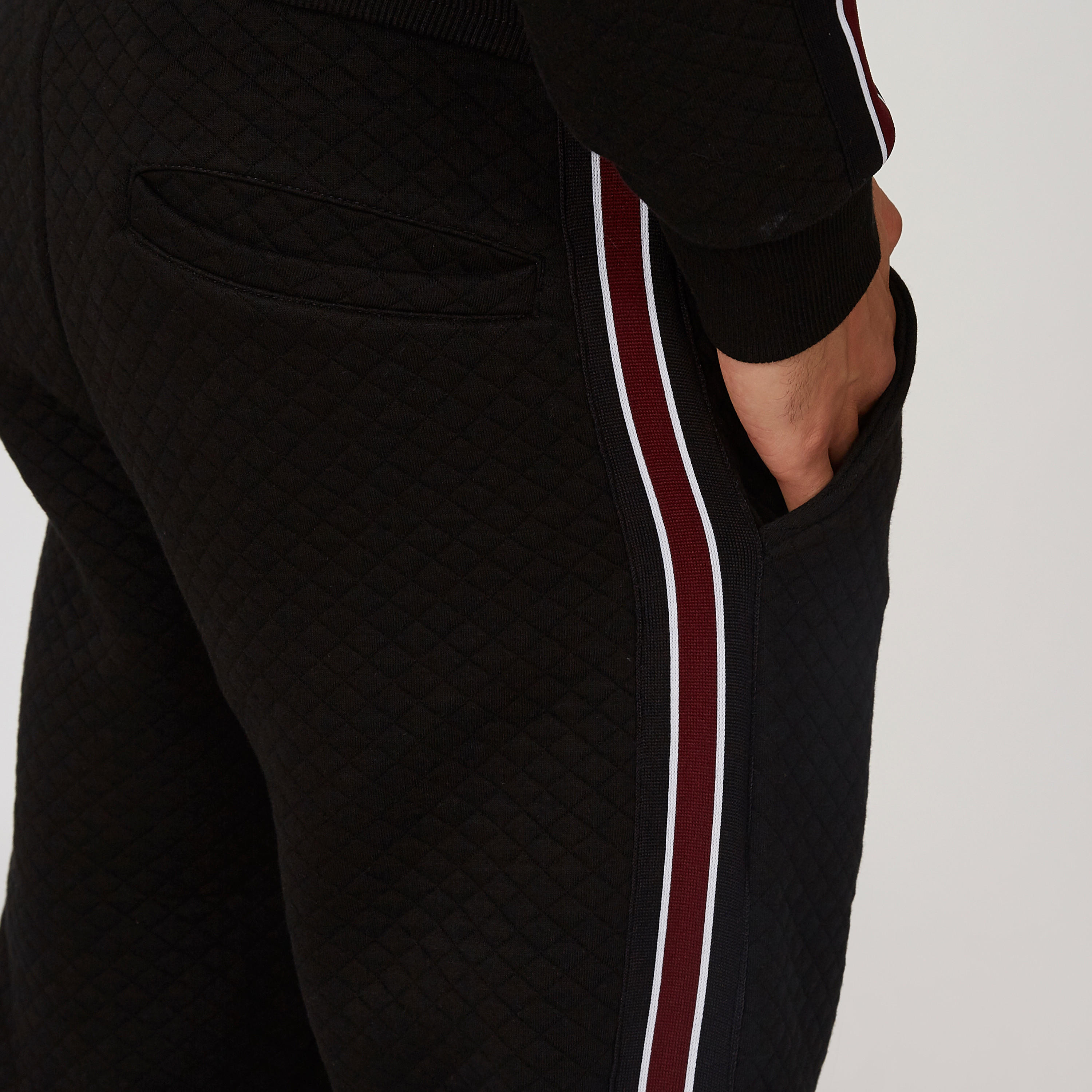 بنطلون رياضي طويل بجيوب وطبعات مقلّمة من لوم-men-clothing-bottoms-joggers-image-5