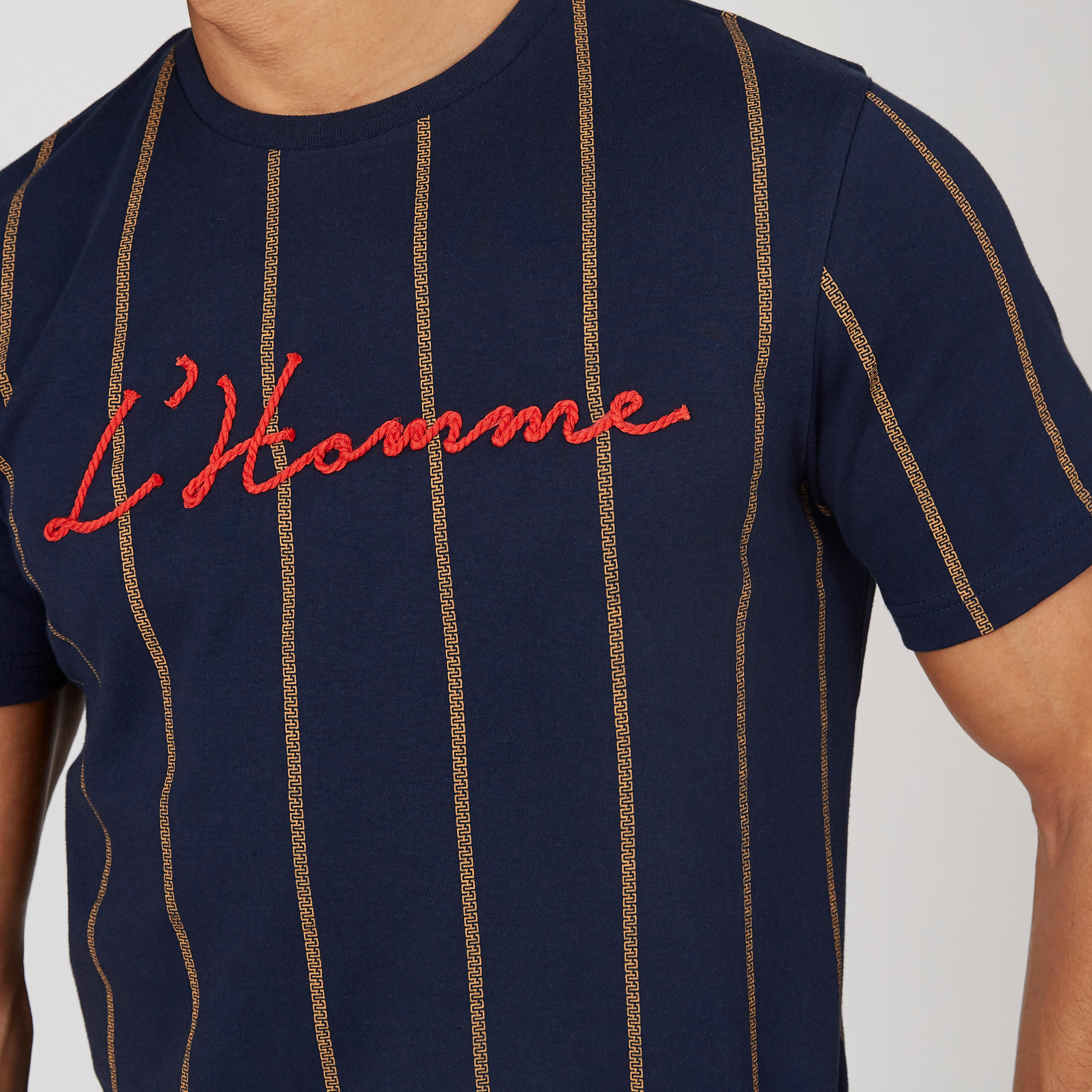 تيشيرت مطرز بياقة ضيّقة وأكمام قصيرة من لوم-men-clothing-tshirtsandpolos-tshirts-image-2