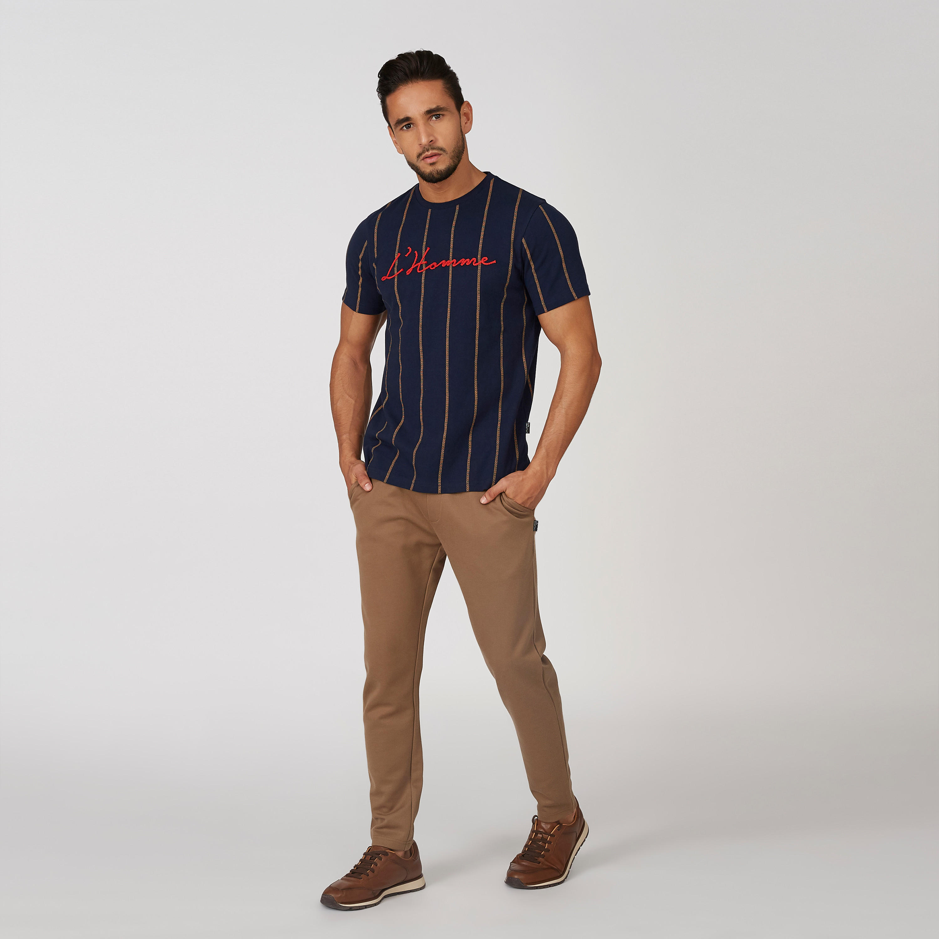 تيشيرت مطرز بياقة ضيّقة وأكمام قصيرة من لوم-men-clothing-tshirtsandpolos-tshirts-image-5