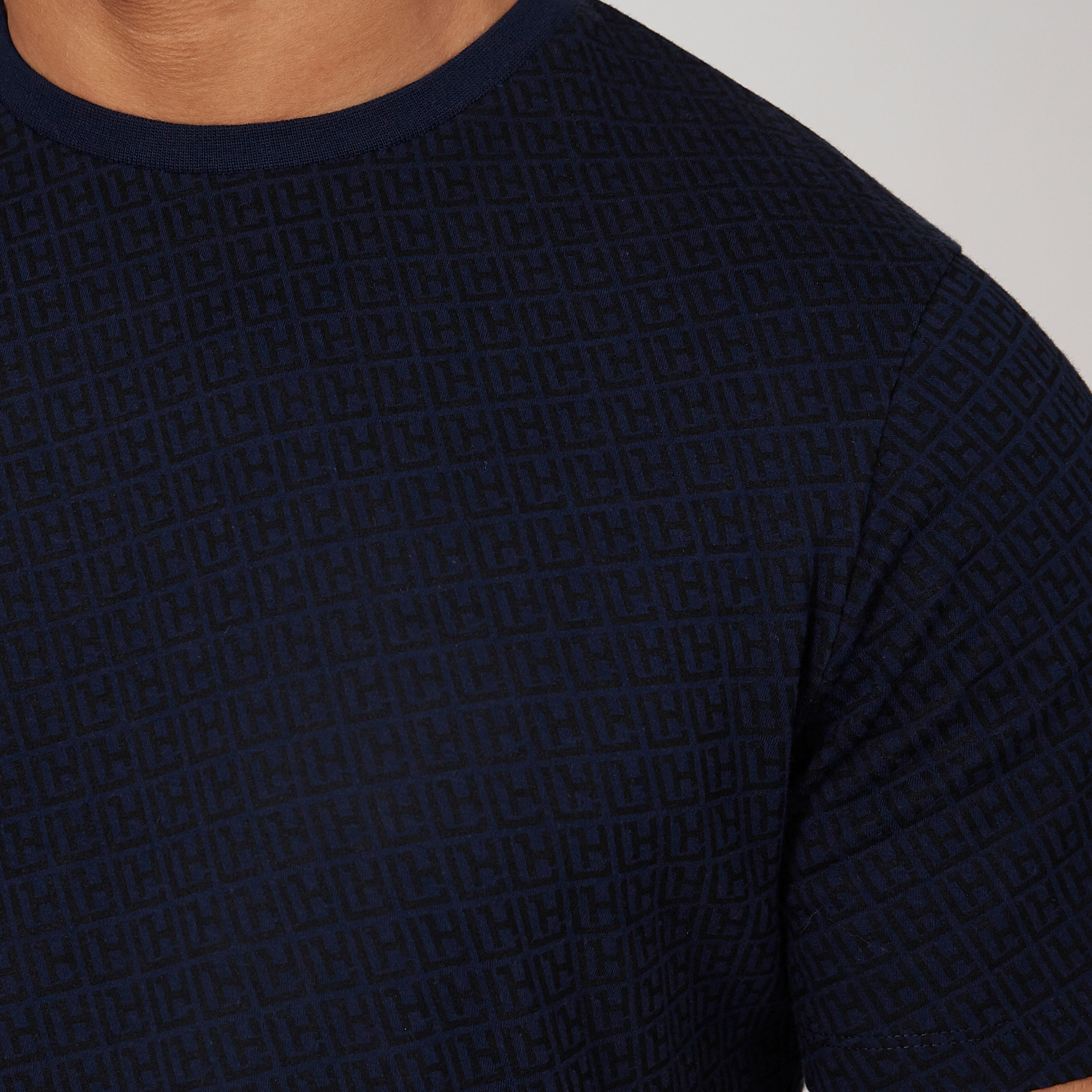تيشيرت بياقة ضيّقة وأكمام قصيرة وطبعات من لوم-men-clothing-tshirtsandpolos-tshirts-image-4