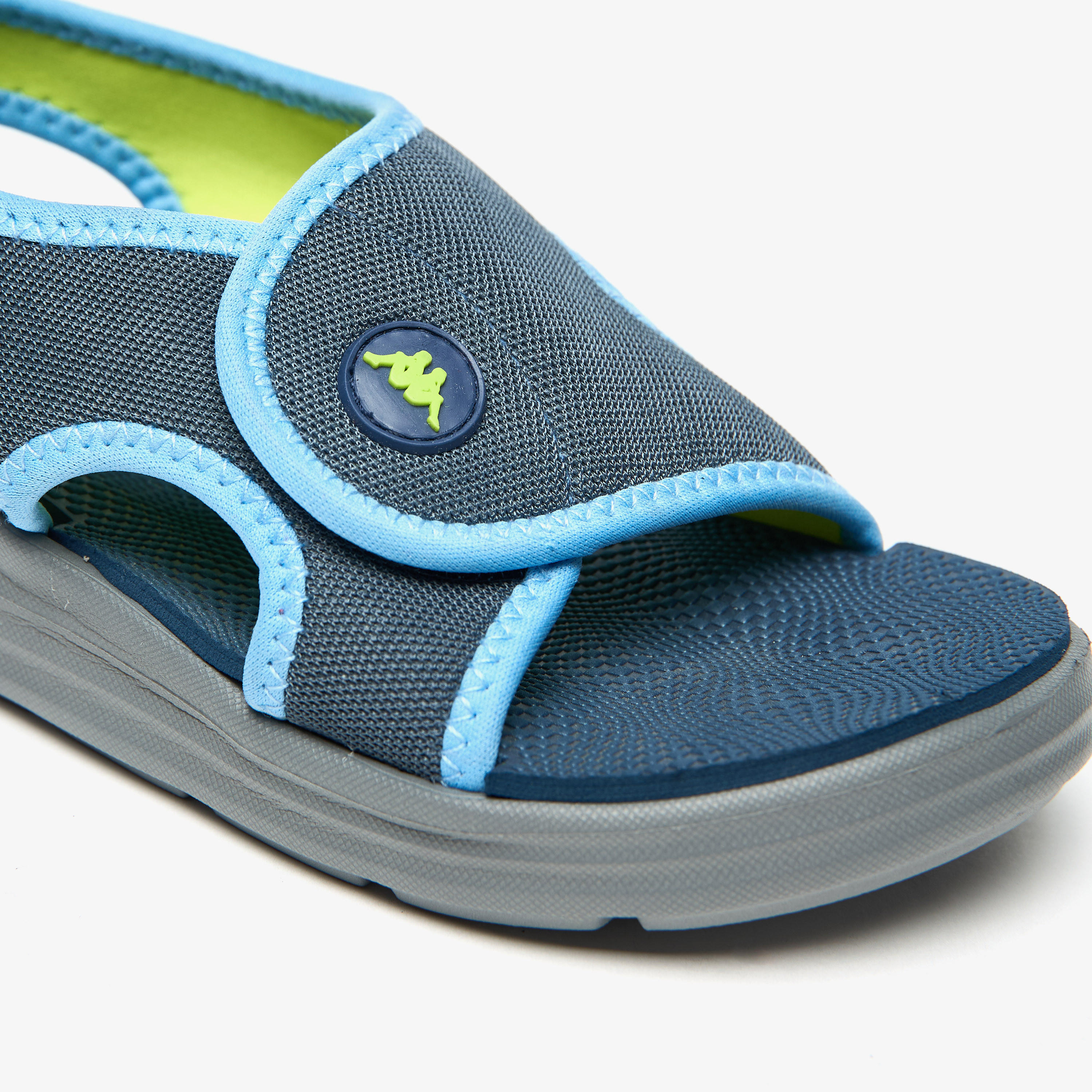 صندل خفيف الوزن بحزام إغلاق خلفي وتفاصيل الشعار للأولاد من كابا-boys-shoes-sandals-image-5