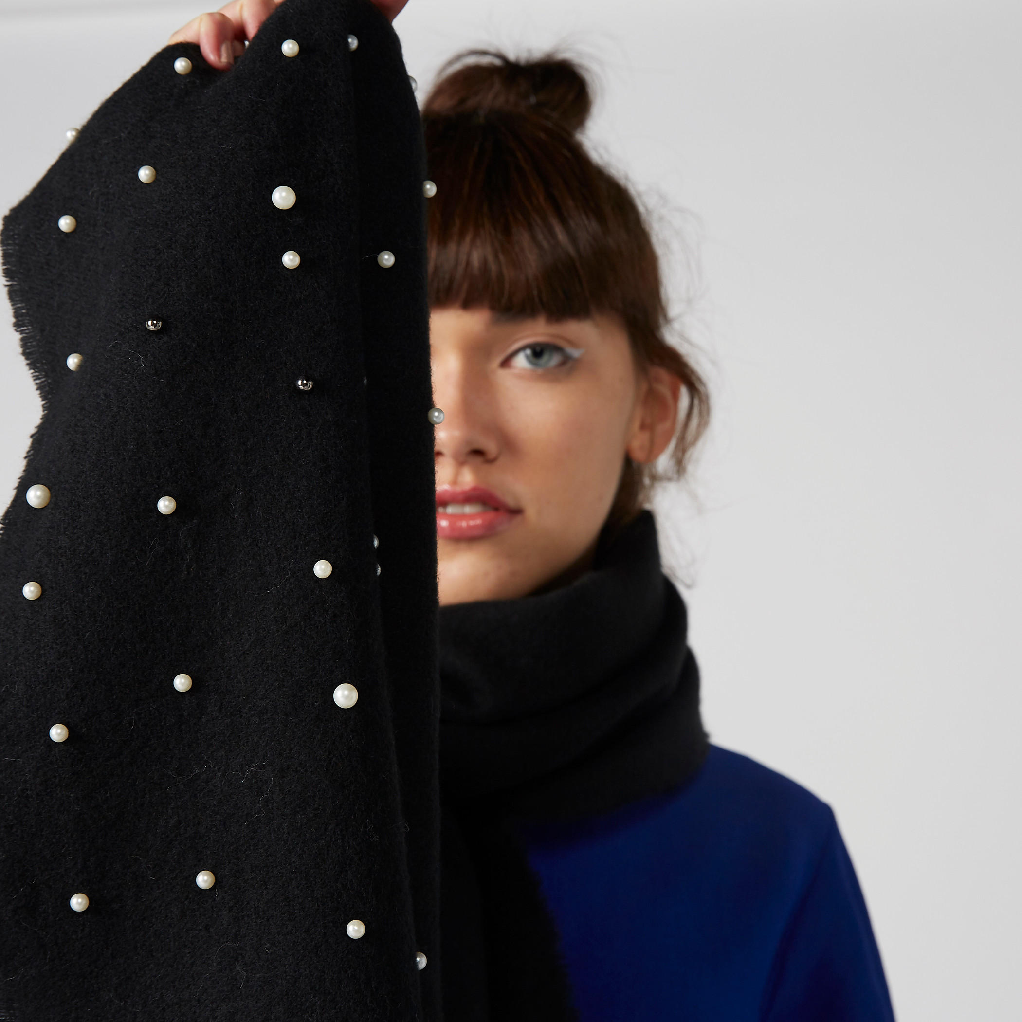 وشاح بارز الملمس بتفاصيل لؤلؤ-women-clothingaccessories-scarves-image-2