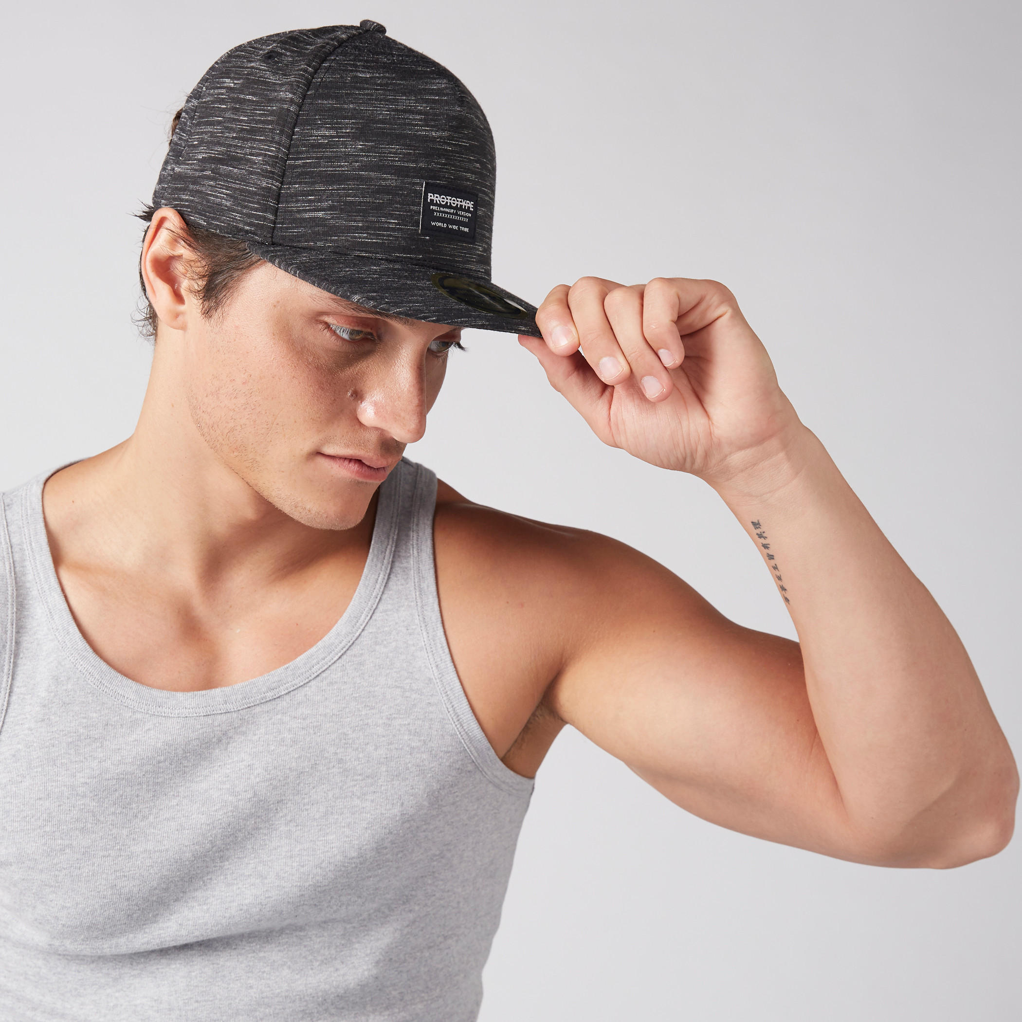 قبعة مزيّنة بنقش مطبوع وزر للإغلاق-men-caps-image-2