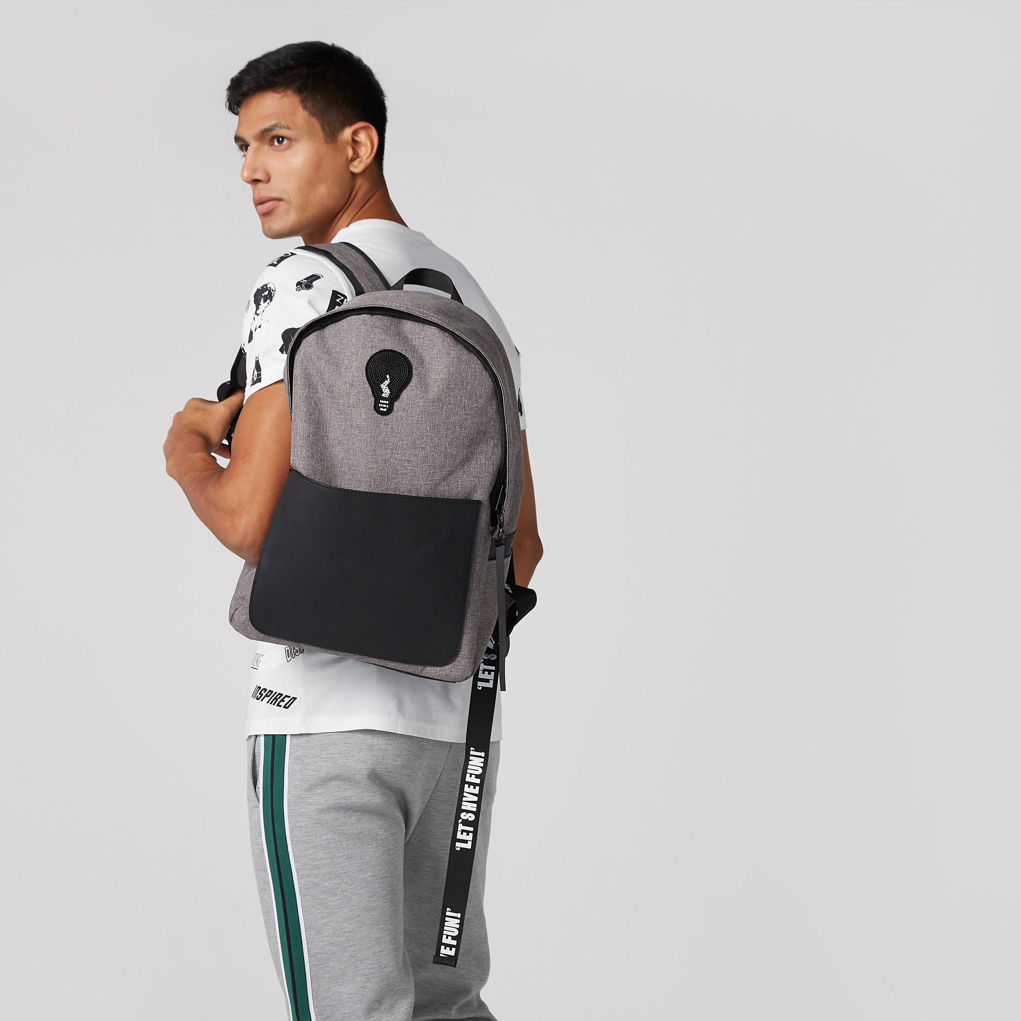 حقيبة ظهر بسحّاب إغلاق وتزيينات خرز-men-bags-image-4