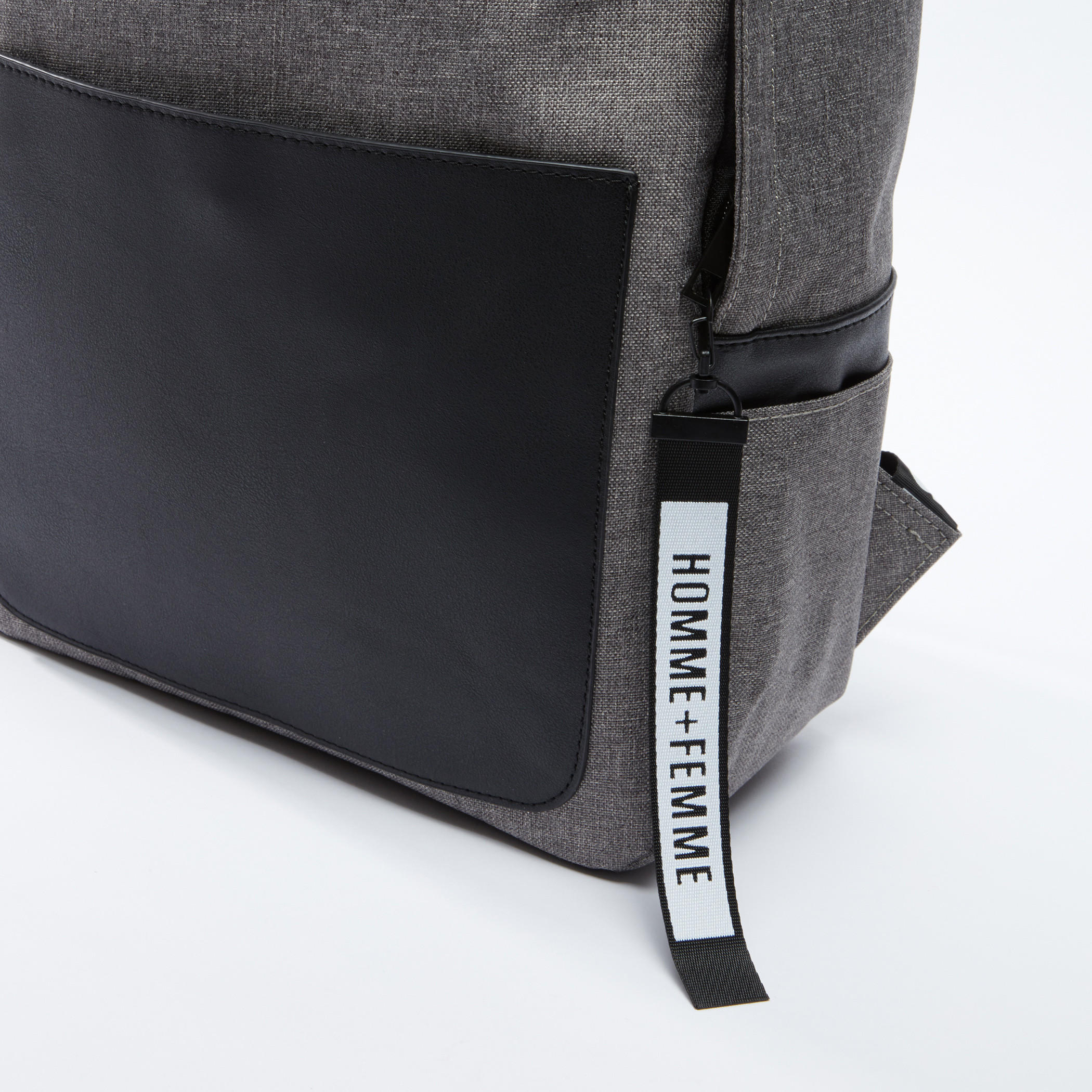 حقيبة ظهر بسحّاب إغلاق وتزيينات خرز-men-bags-image-2