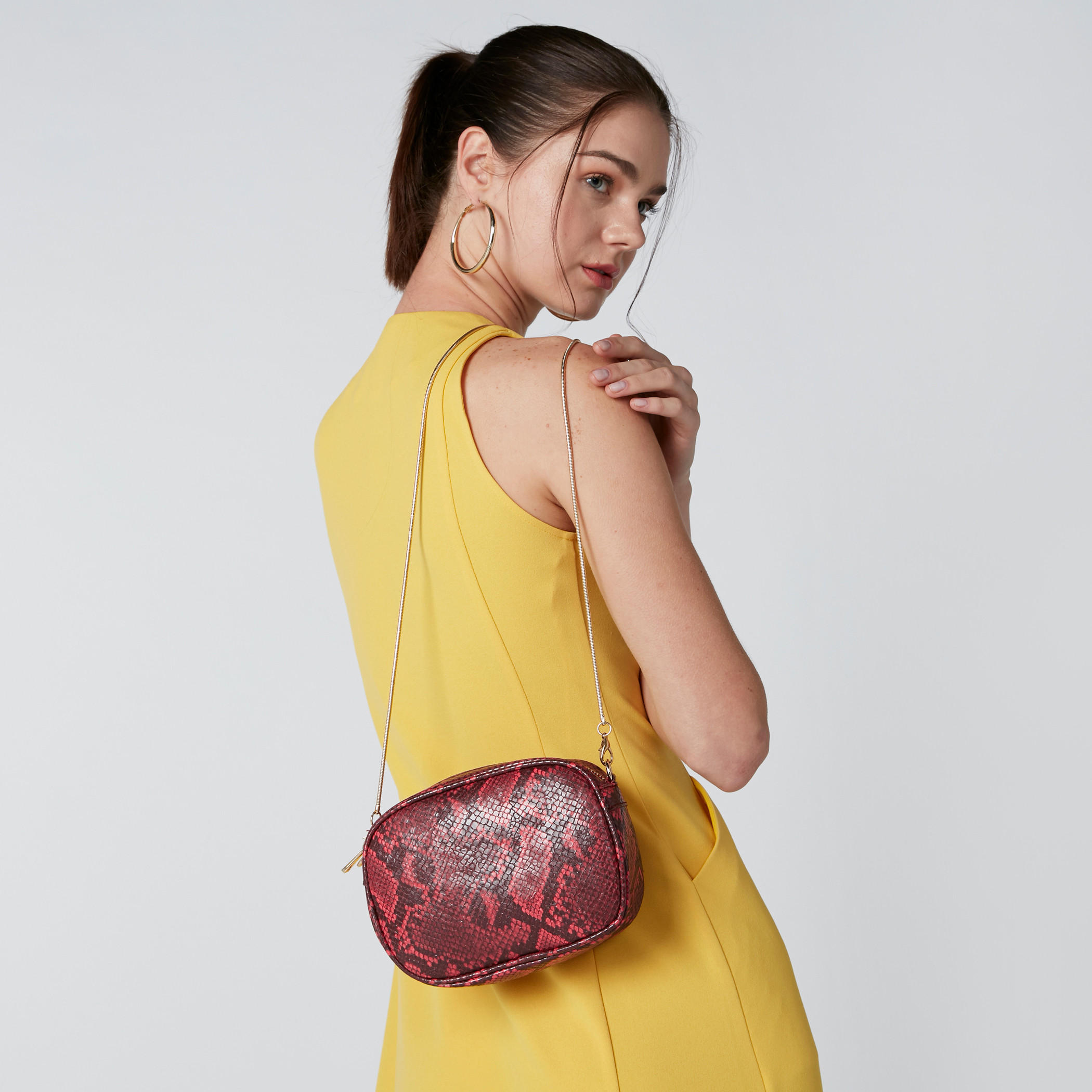 حقيبة كروس بودي بسلسلة ميتاليك وطبعات-women-bagsandwallets-handbags-image-2