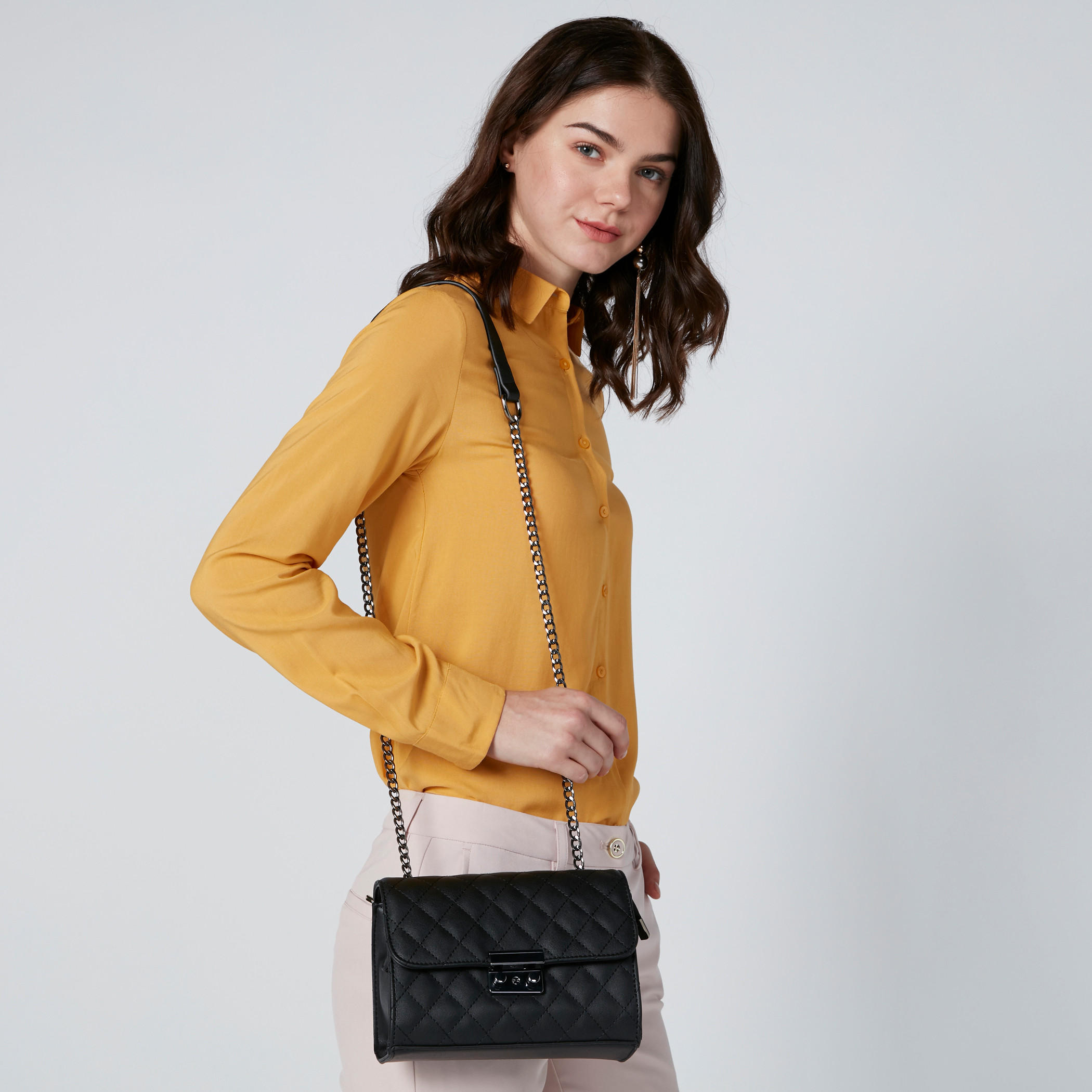 حقيبة ساتشيل مبطّنة بسلسلة ميتاليك-women-bagsandwallets-handbags-image-2