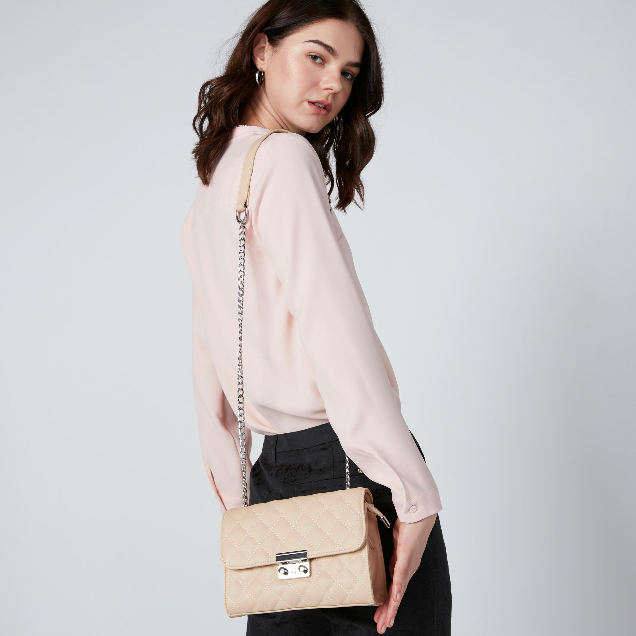 حقيبة ساتشيل مبطّنة بحمّالة سلسلة ميتاليك-women-bagsandwallets-handbags-image-2