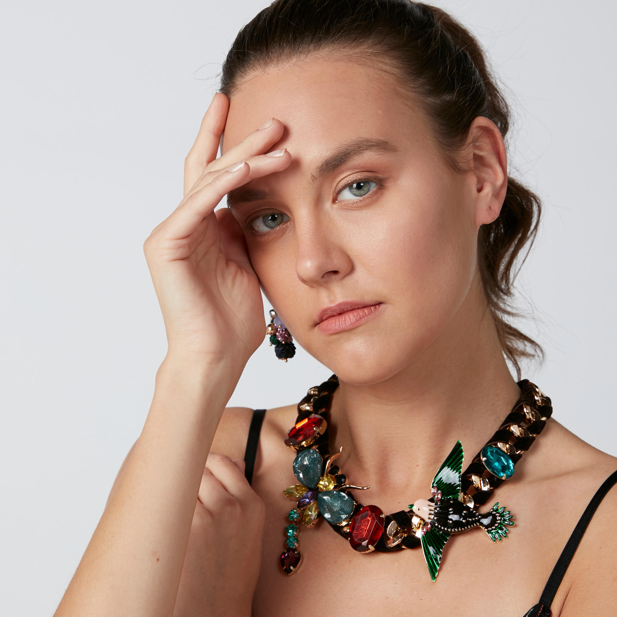 قلادة مرصّعة مثبتة بمشبك للإغلاق-women-watchesandjewellery-jewellery-necklacesandpendants-image-2