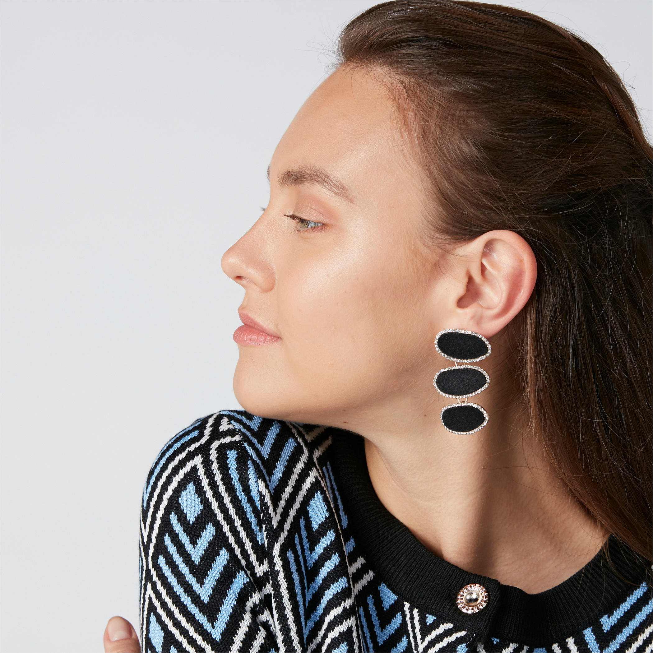 أقراط مرصّعة بدلايات ومكبس إغلاق-women-watchesandjewellery-jewellery-earrings-image-3
