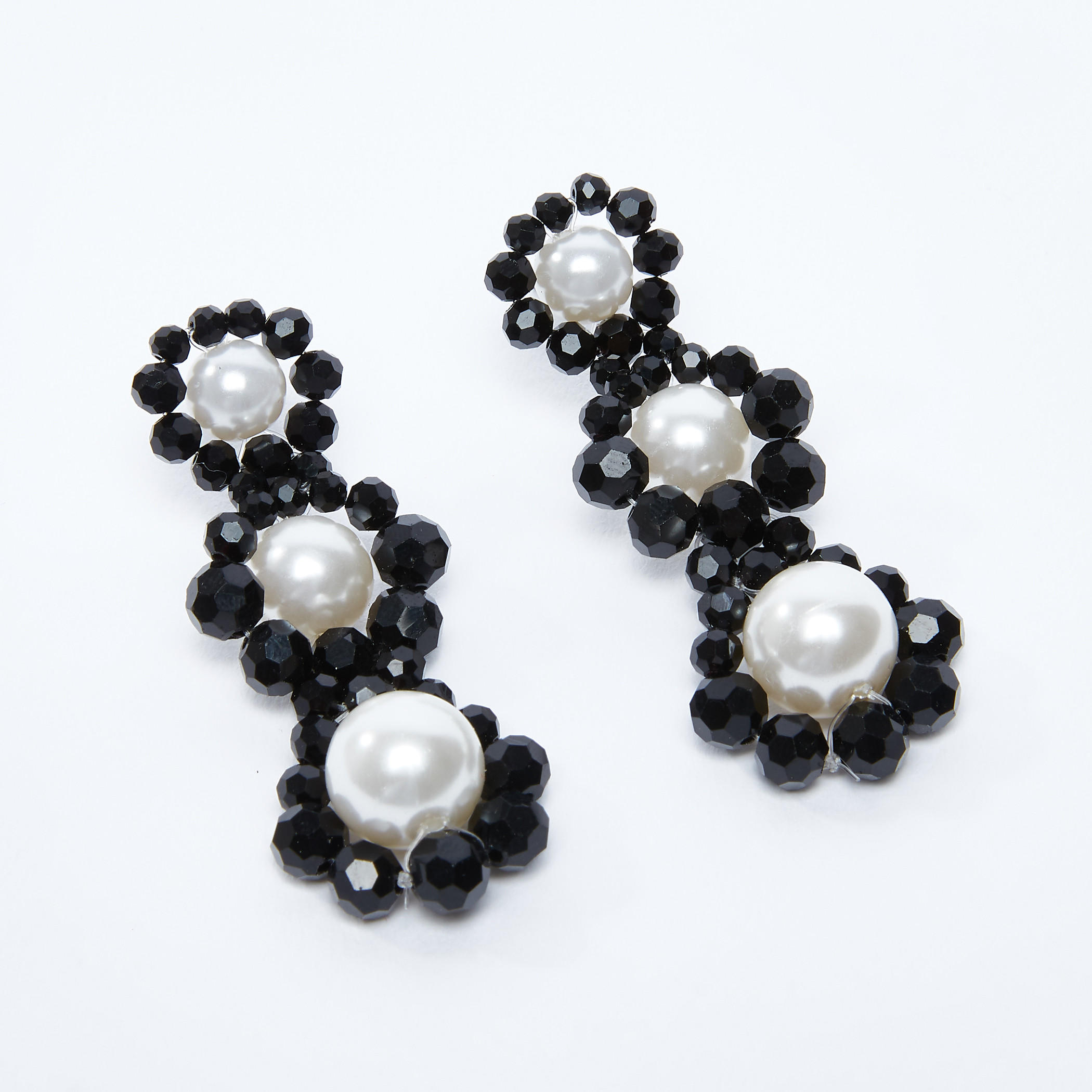 أقراط متدليّة بتفاصيل لؤلؤ ومكبس إغلاق-women-watchesandjewellery-jewellery-earrings-image-1