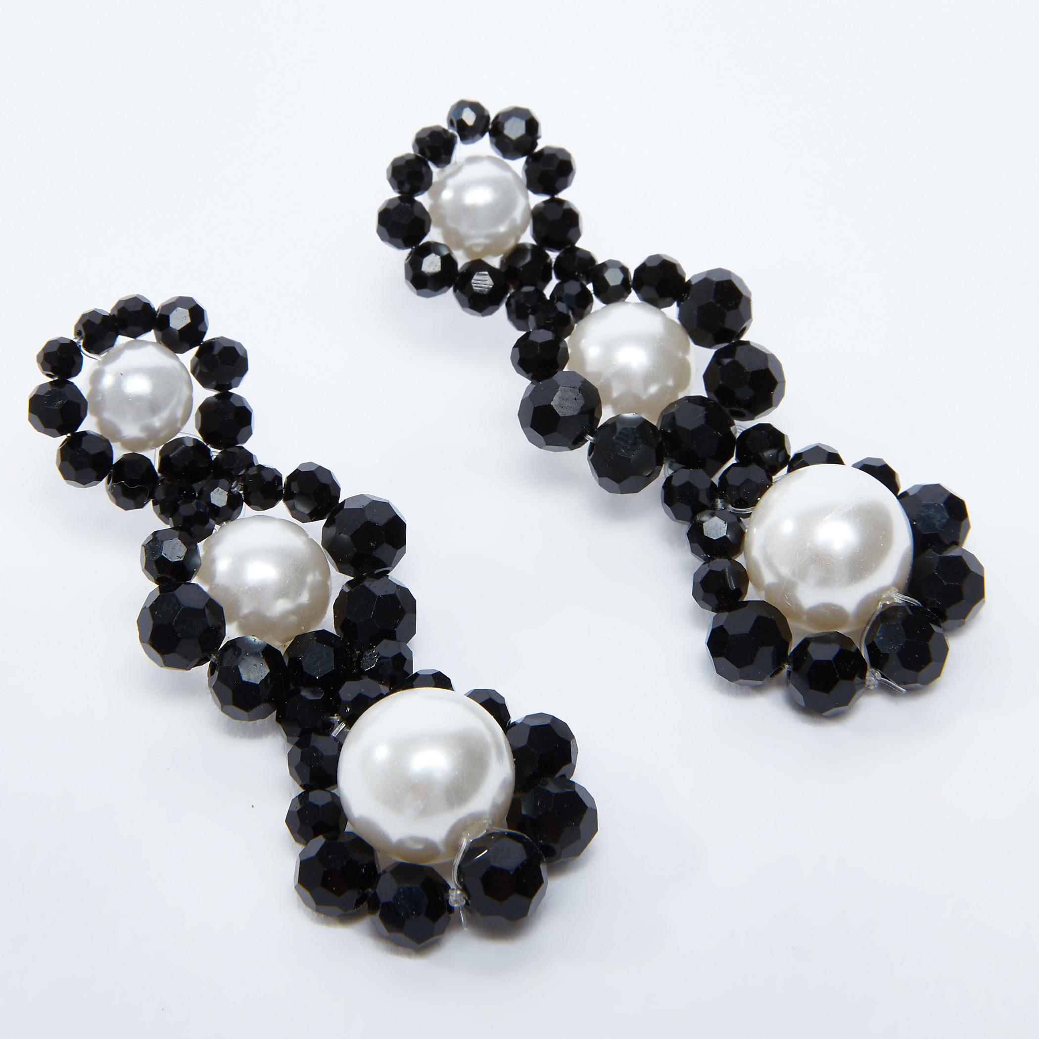 أقراط متدليّة بتفاصيل لؤلؤ ومكبس إغلاق-women-watchesandjewellery-jewellery-earrings-image-3