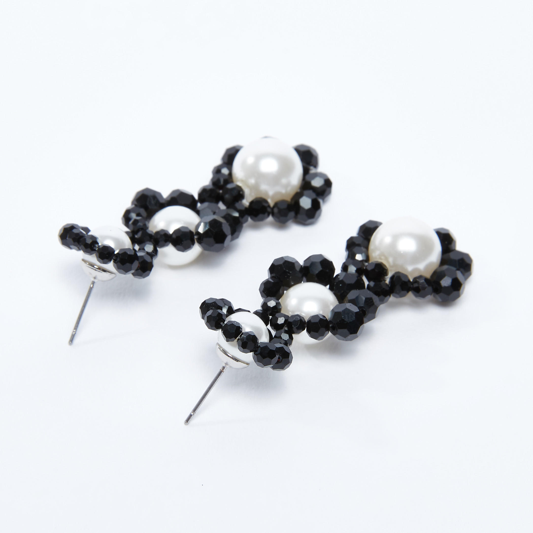 أقراط متدليّة بتفاصيل لؤلؤ ومكبس إغلاق-women-watchesandjewellery-jewellery-earrings-image-4