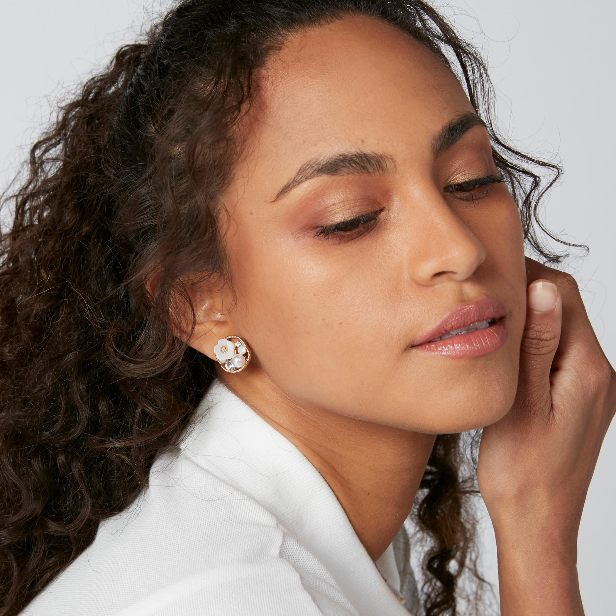أقراط مرصّعة بتفاصيل لؤلؤ ومكبس إغلاق-women-watchesandjewellery-jewellery-earrings-image-2