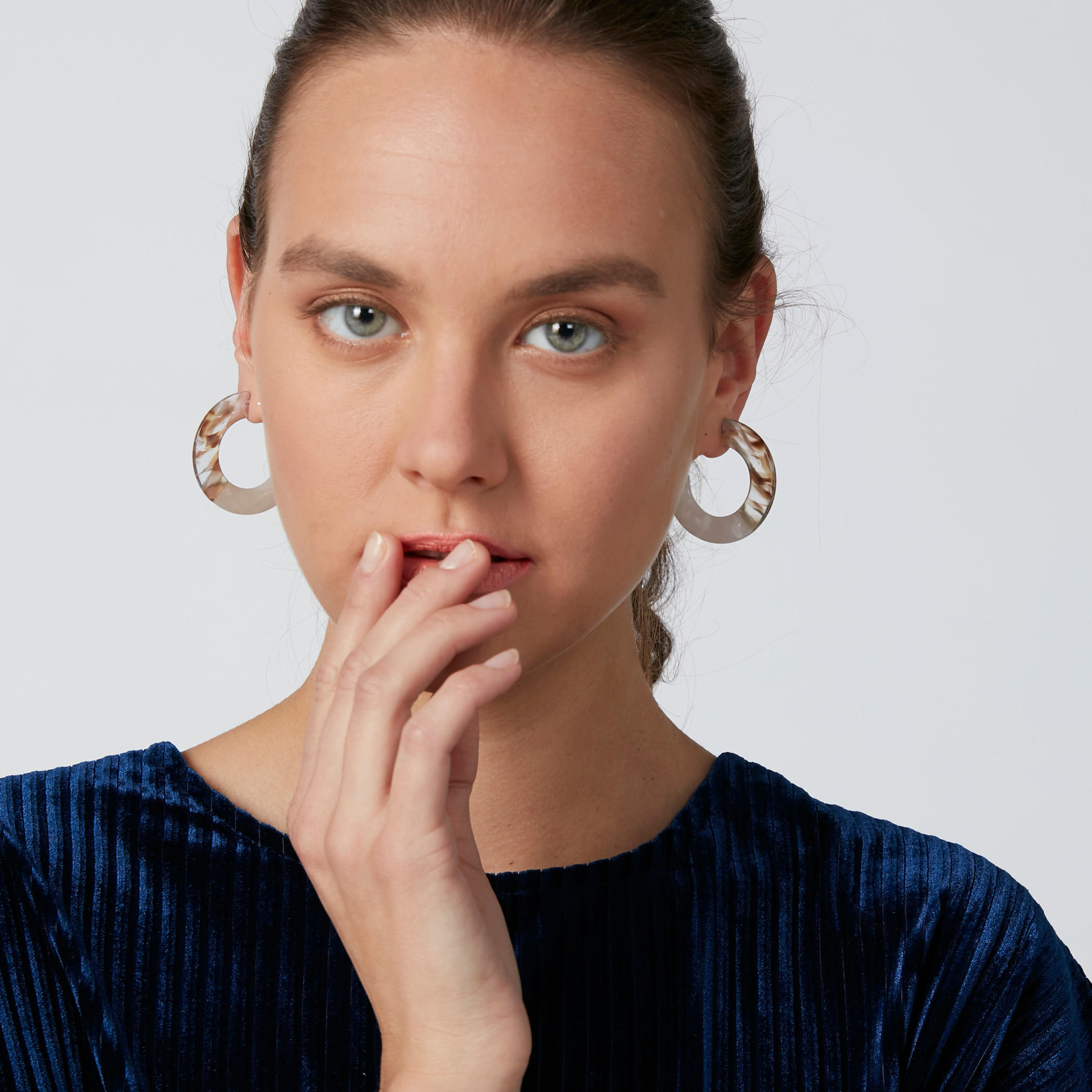 أقراط بحلقات وتفاصيل لؤلؤ خلفية وطبعات-women-watchesandjewellery-jewellery-earrings-image-2