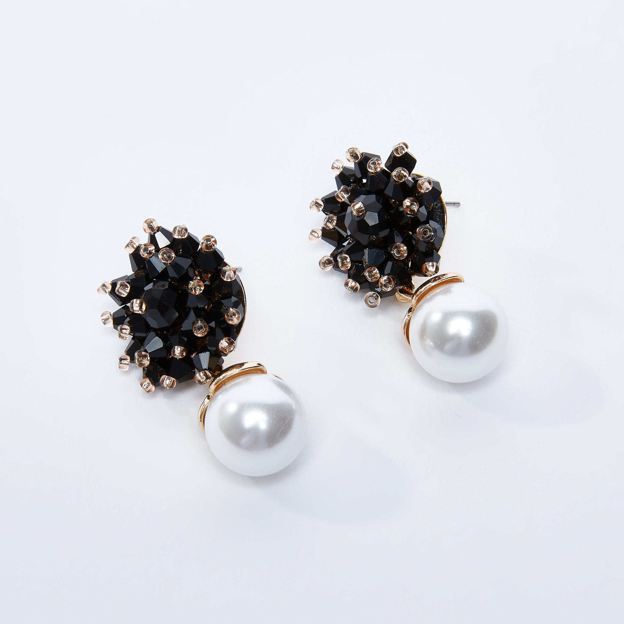 أقراط متدليّة بتفاصيل لؤلؤ ومكبس إغلاق-women-watchesandjewellery-jewellery-earrings-image-1