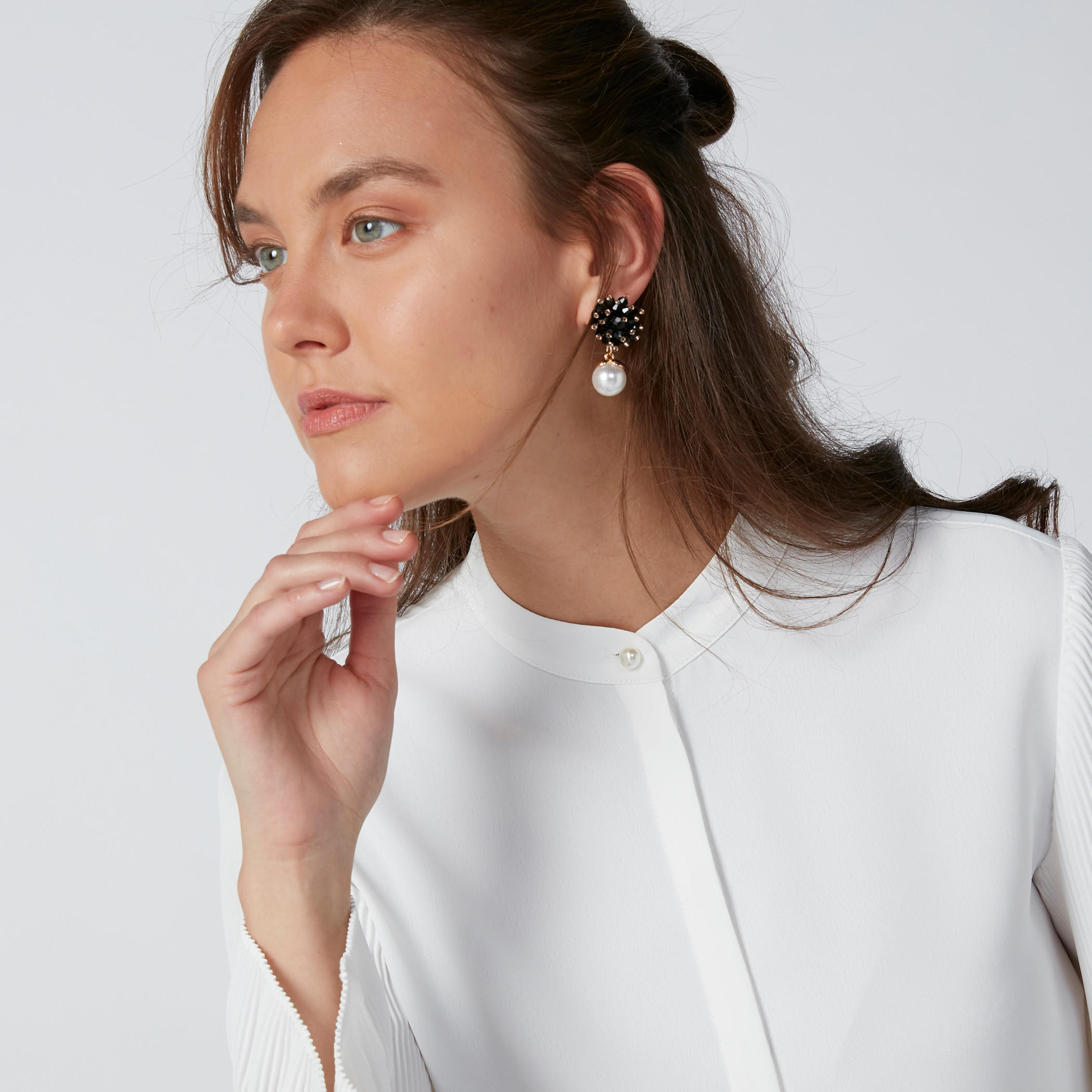 أقراط متدليّة بتفاصيل لؤلؤ ومكبس إغلاق-women-watchesandjewellery-jewellery-earrings-image-2