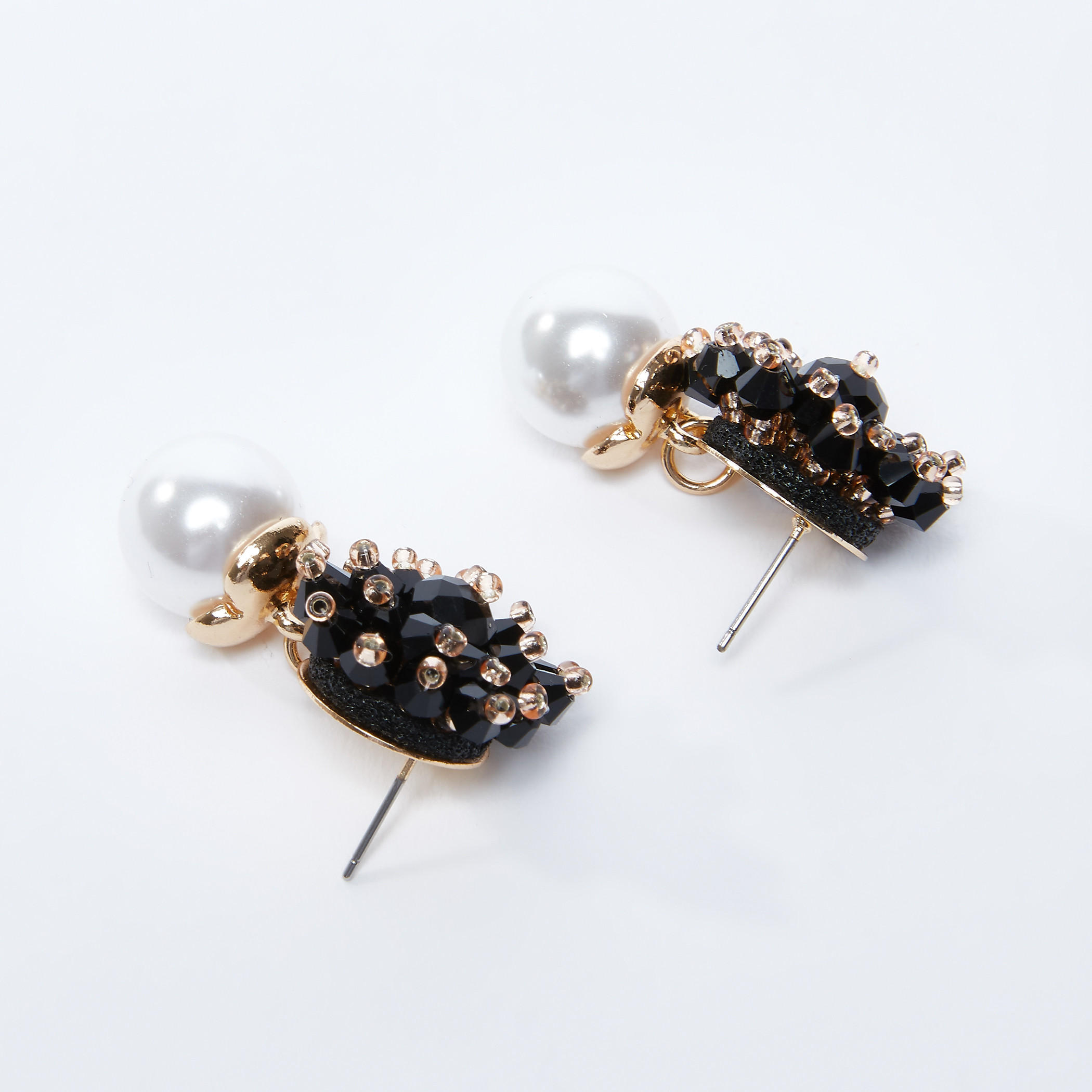 أقراط متدليّة بتفاصيل لؤلؤ ومكبس إغلاق-women-watchesandjewellery-jewellery-earrings-image-3