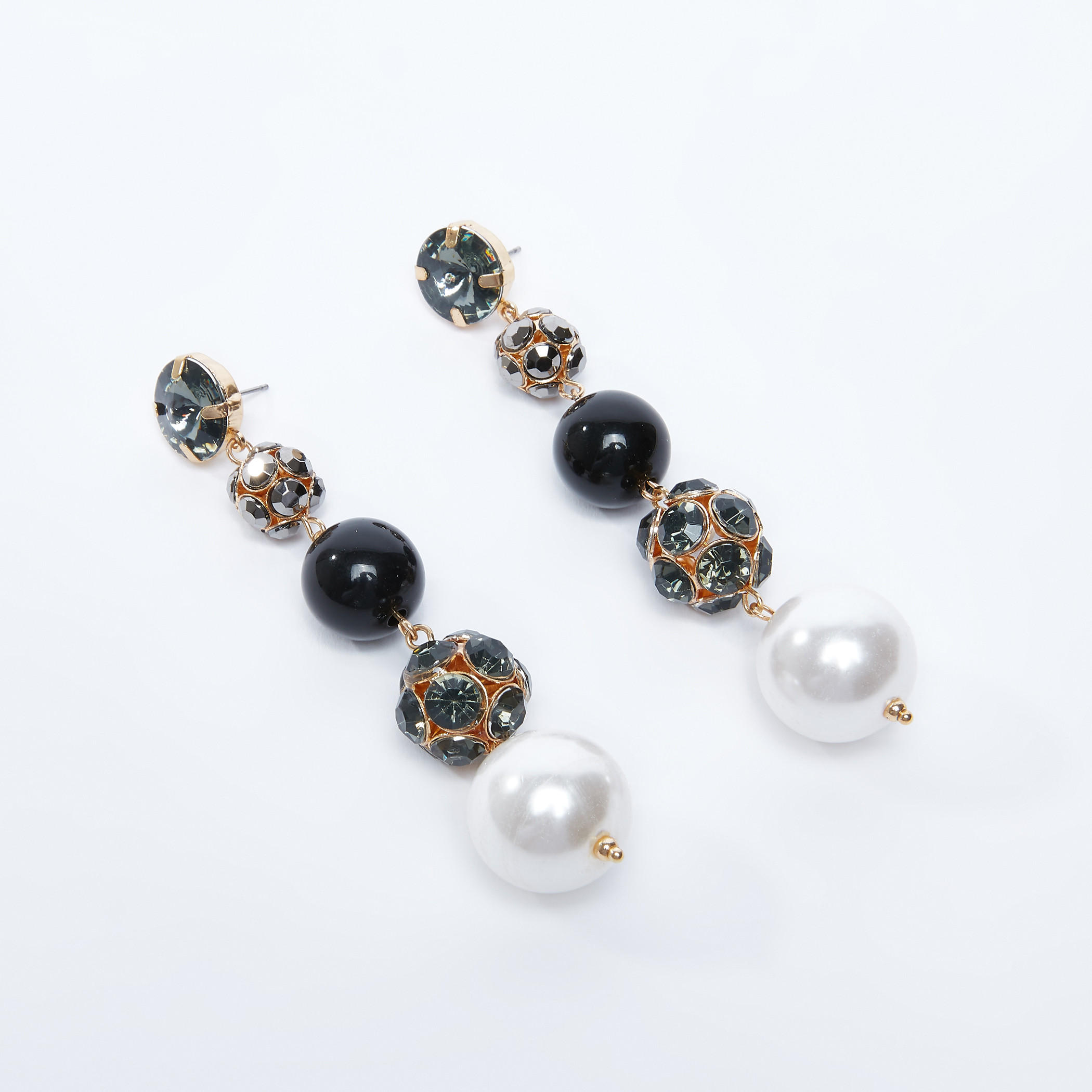 أقراط متدليّة مرصّعة بتفاصيل لؤلؤ ومكبس إغلاق-women-watchesandjewellery-jewellery-earrings-image-1
