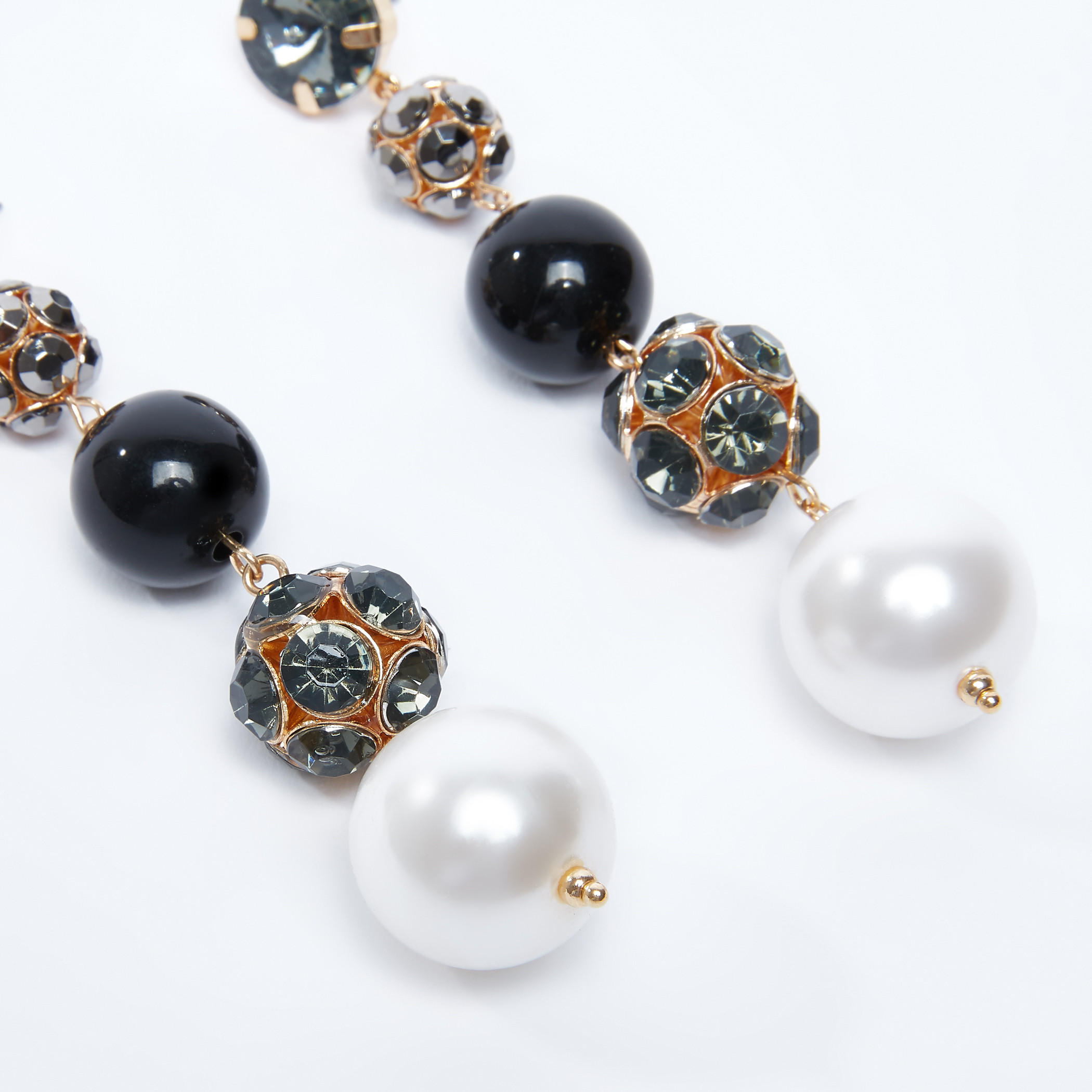 أقراط متدليّة مرصّعة بتفاصيل لؤلؤ ومكبس إغلاق-women-watchesandjewellery-jewellery-earrings-image-3