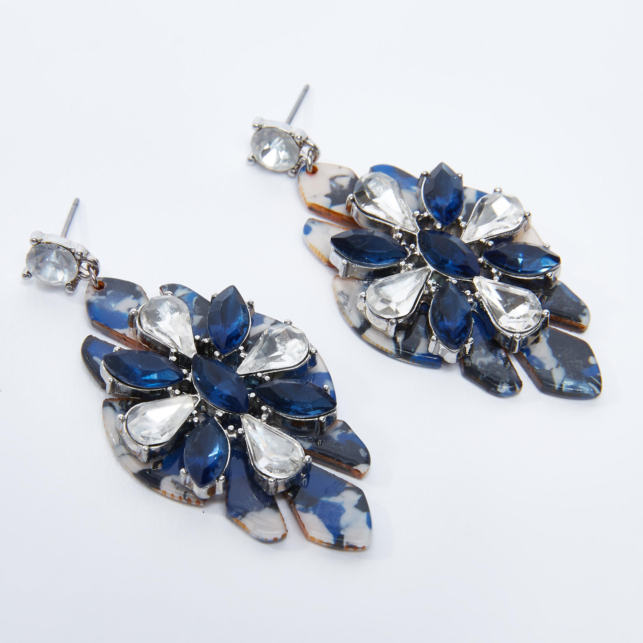 أقراط مرصّعة بدلايات ومكبس إغلاق-women-watchesandjewellery-jewellery-earrings-image-2