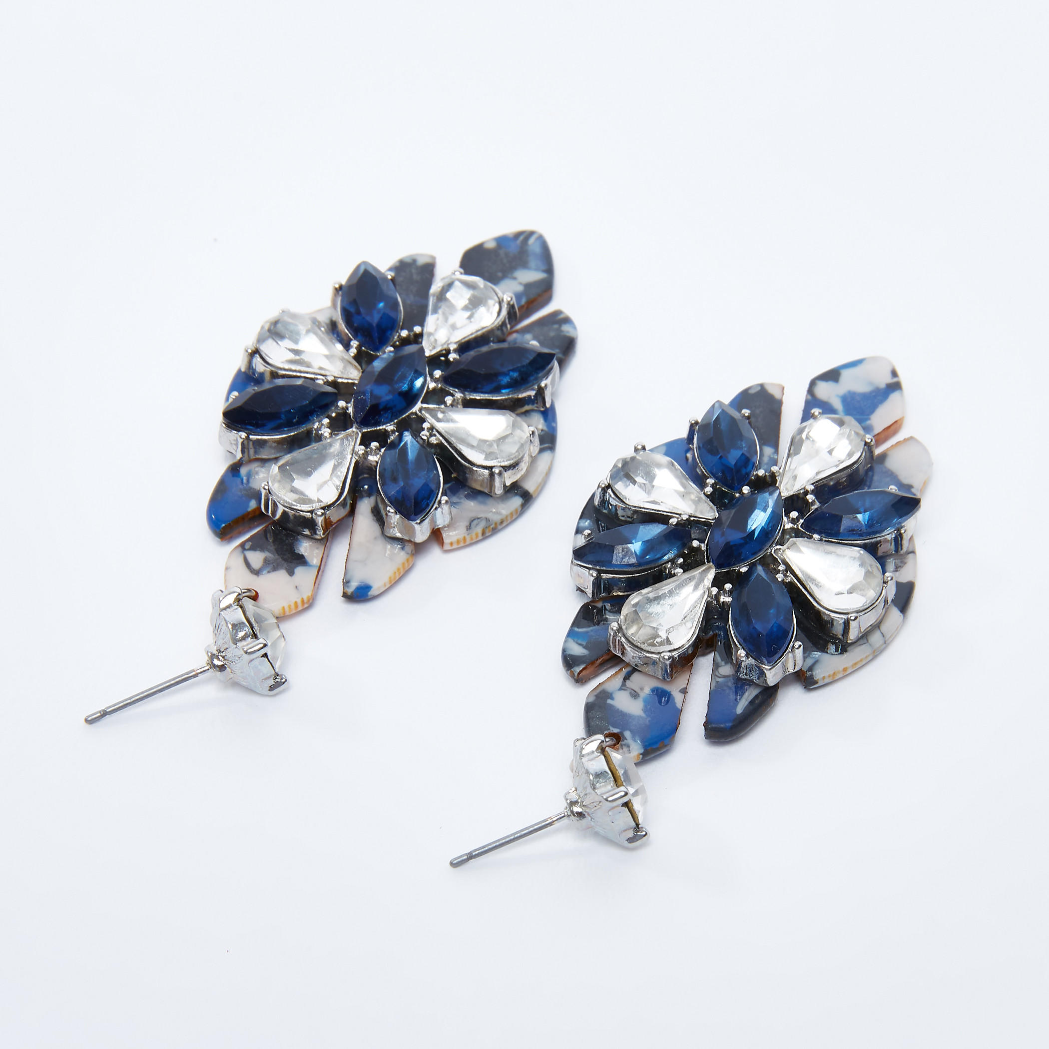 أقراط مرصّعة بدلايات ومكبس إغلاق-women-watchesandjewellery-jewellery-earrings-image-1