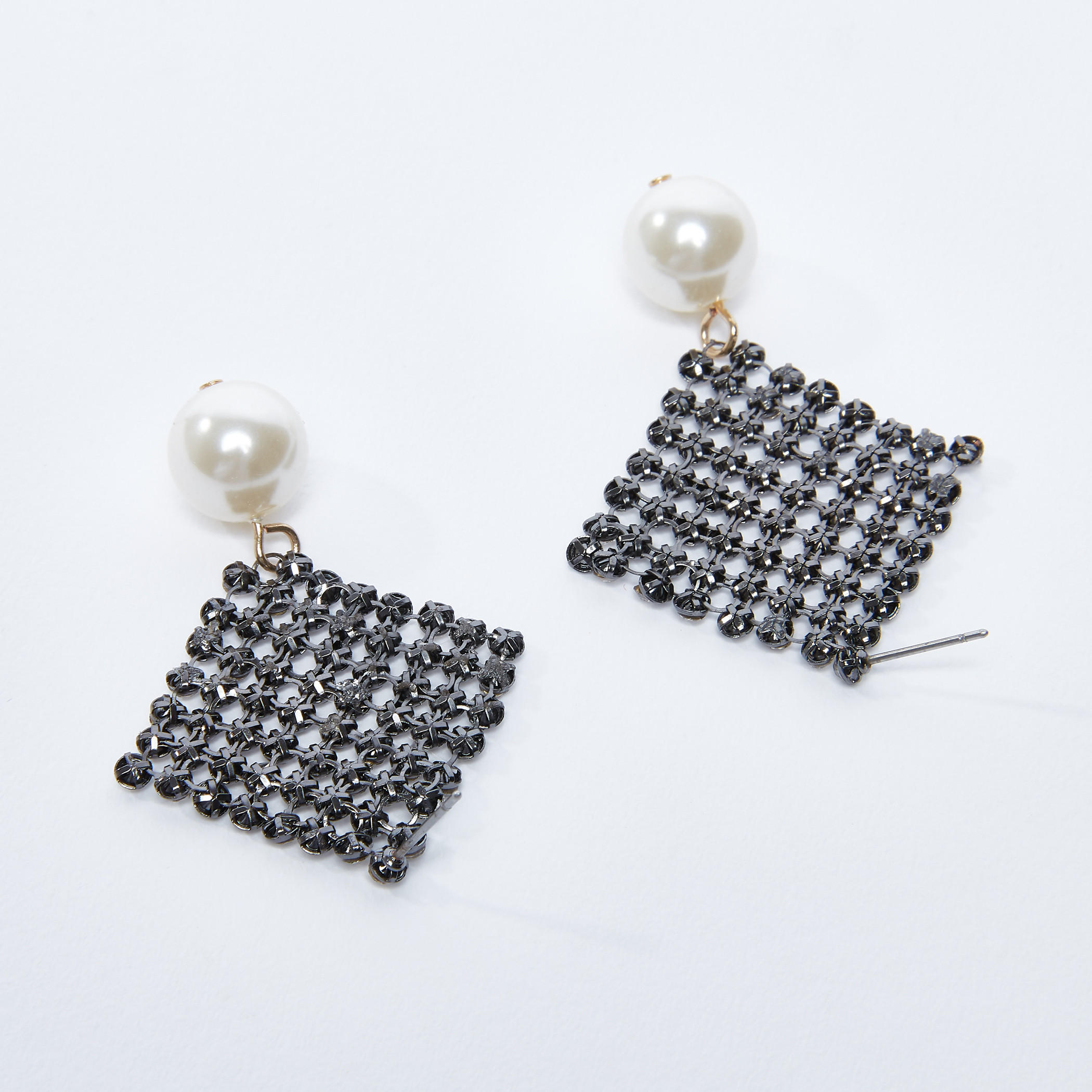 أقراط مرصعة بتفاصيل لؤلؤ-women-watchesandjewellery-jewellery-earrings-image-3