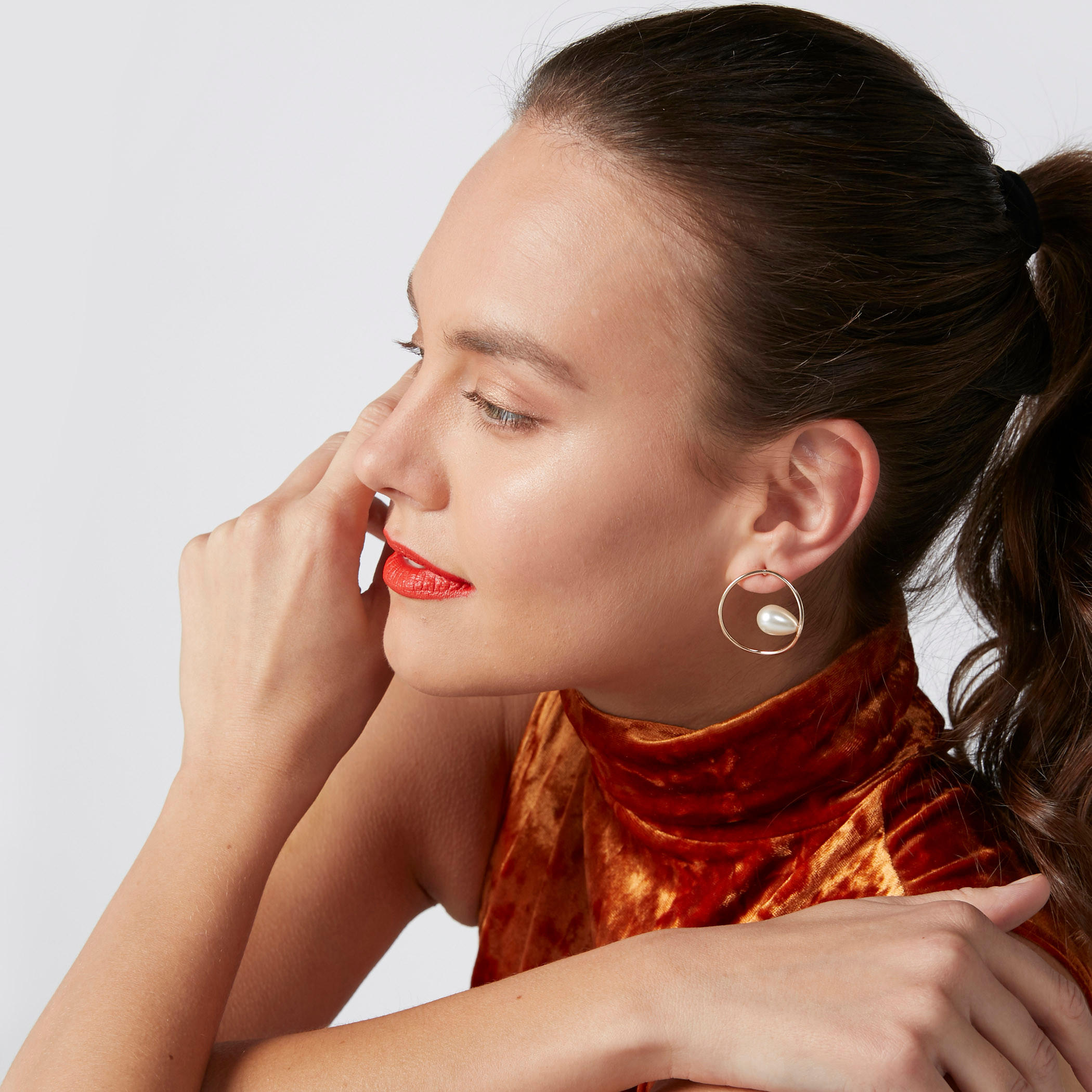 أقراط بتفاصيل لؤلؤ ومكبس إغلاق-women-watchesandjewellery-jewellery-earrings-image-2