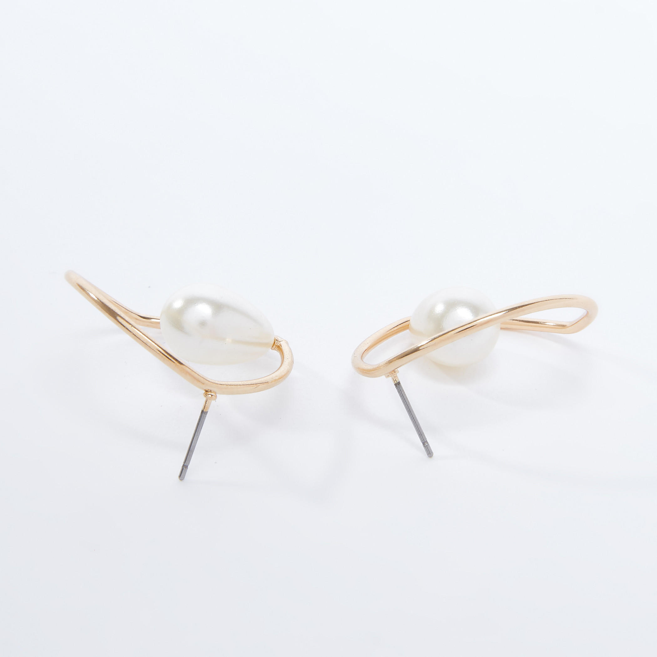 أقراط بتفاصيل لؤلؤ ومكبس إغلاق-women-watchesandjewellery-jewellery-earrings-image-3