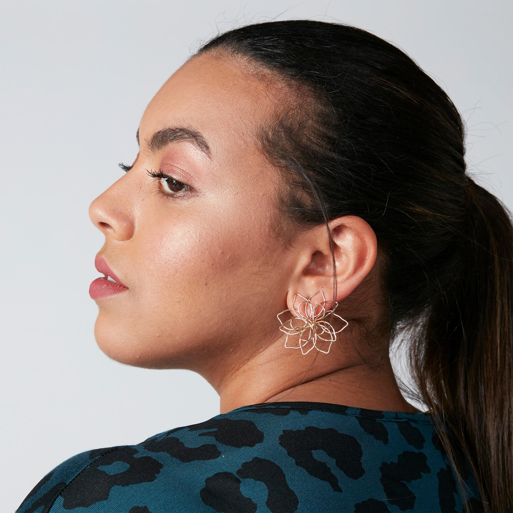 أقراط ميتاليك على شكل وردة بمكبس إغلاق-women-watchesandjewellery-jewellery-earrings-image-2