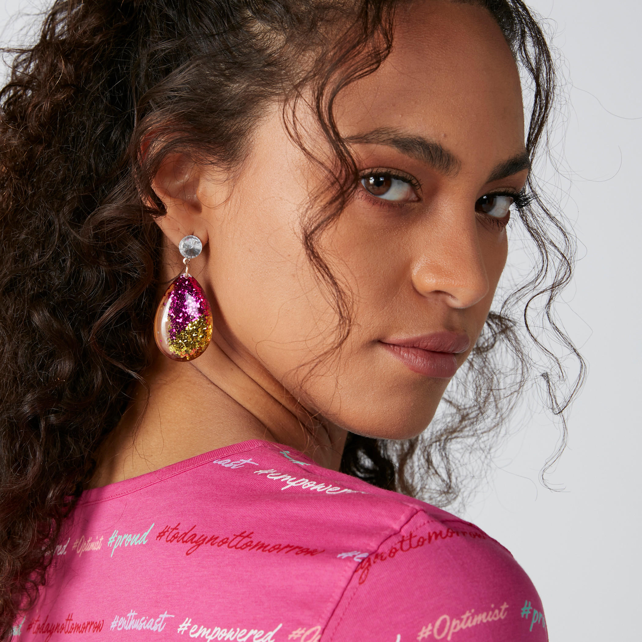 أقراط متدليّة مرصّعة بمكبس إغلاق-women-watchesandjewellery-jewellery-earrings-image-2