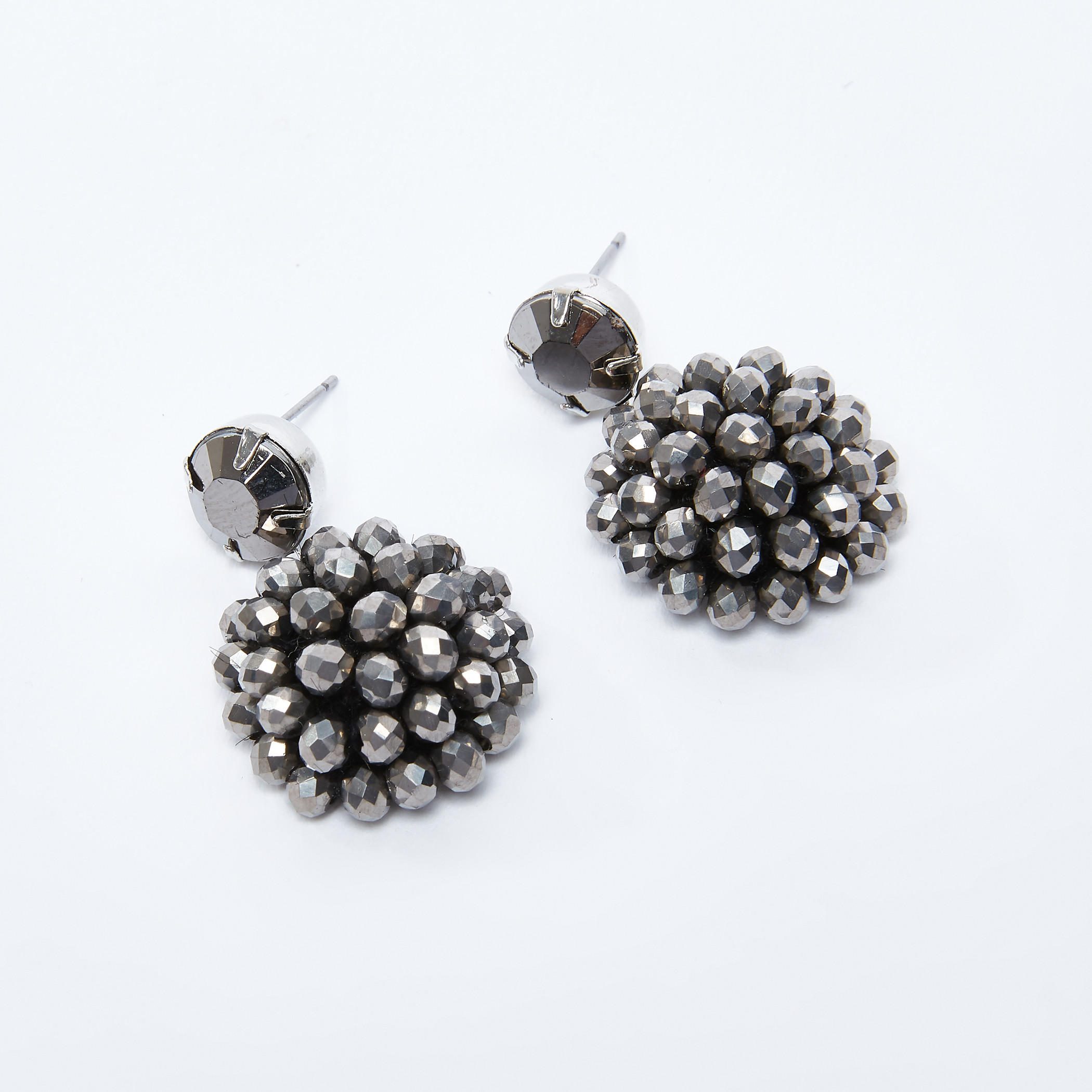 أقراط مرّصعة بمكبس إغلاق-women-watchesandjewellery-jewellery-earrings-image-3
