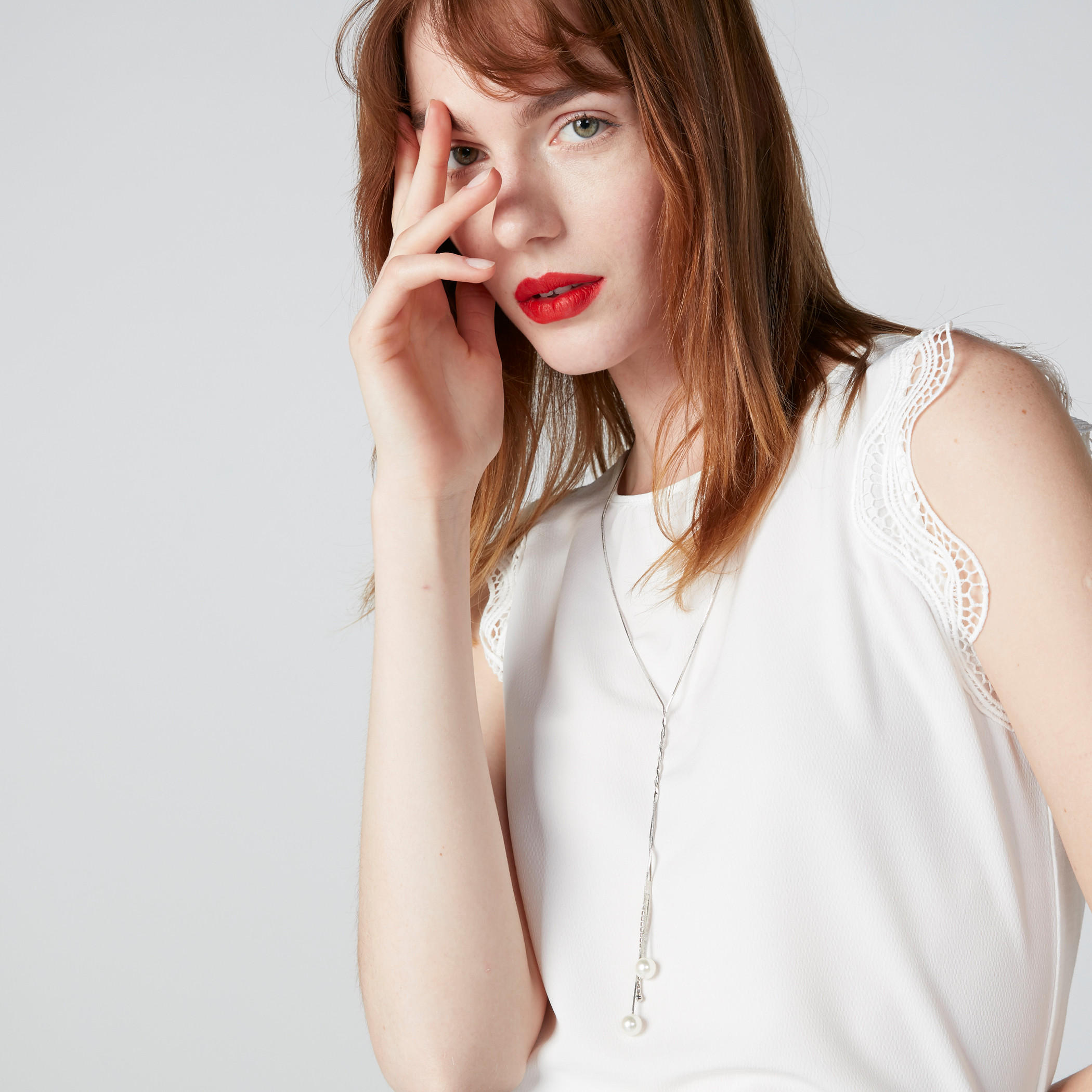 قلادة طويلة بتفاصيل لؤلؤ ومشبك إغلاق-women-watchesandjewellery-jewellery-necklacesandpendants-image-2