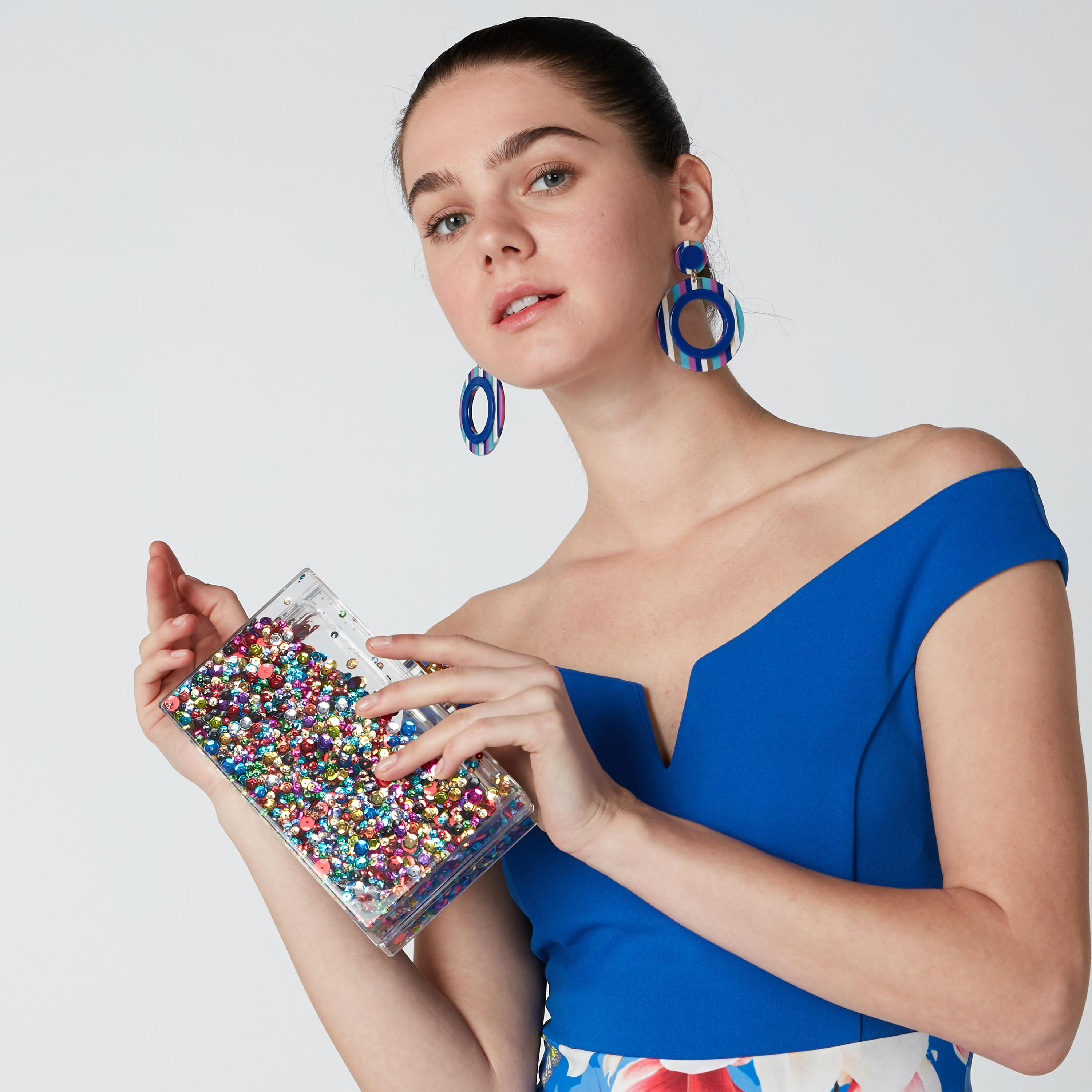 حقيبة كلاتش شفّافة بتفاصيل ترتر-women-bagsandwallets-handbags-image-3