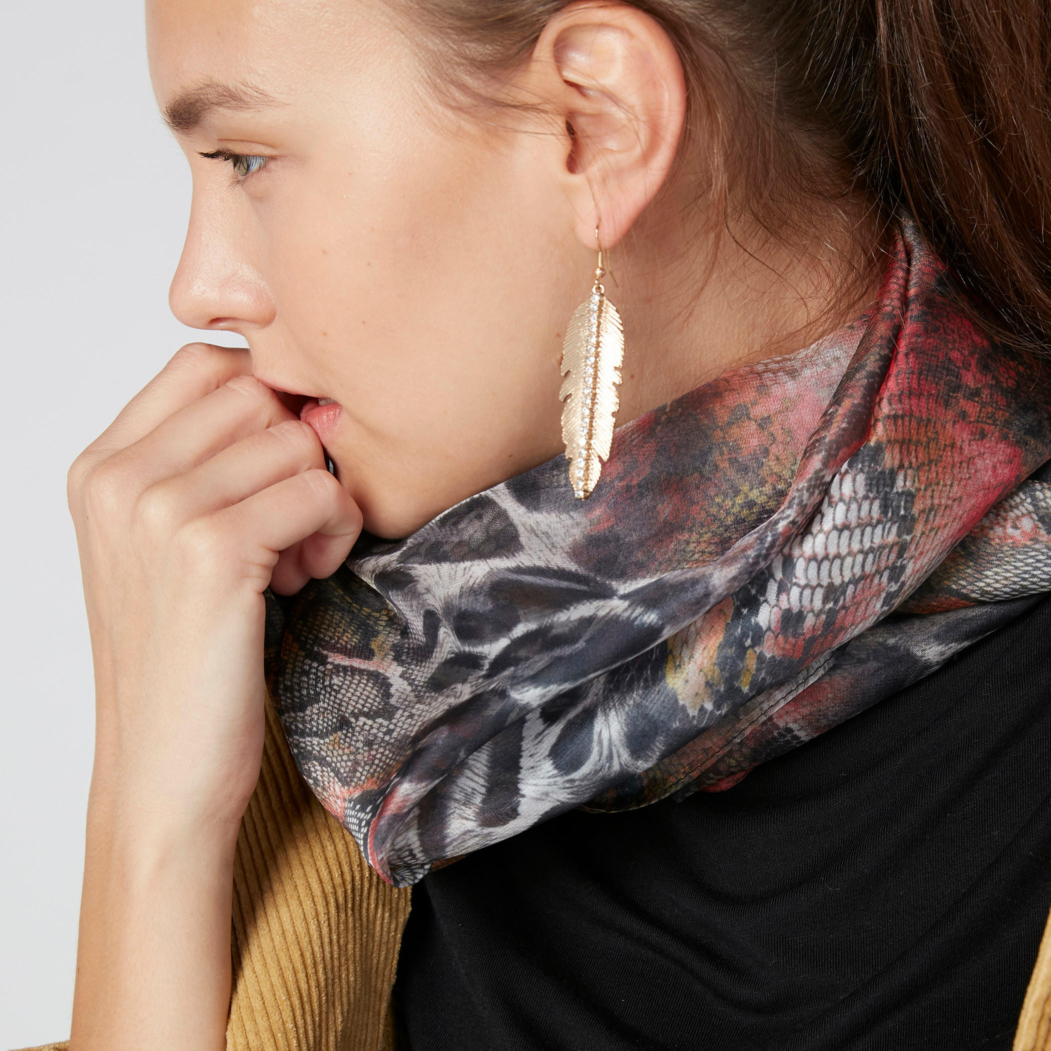 وشاح بطبعات-women-clothingaccessories-scarves-image-2
